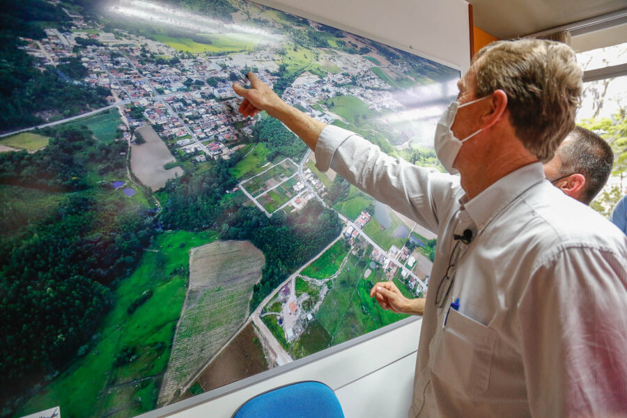Deputado observa no mapa área de localização das obras previstas