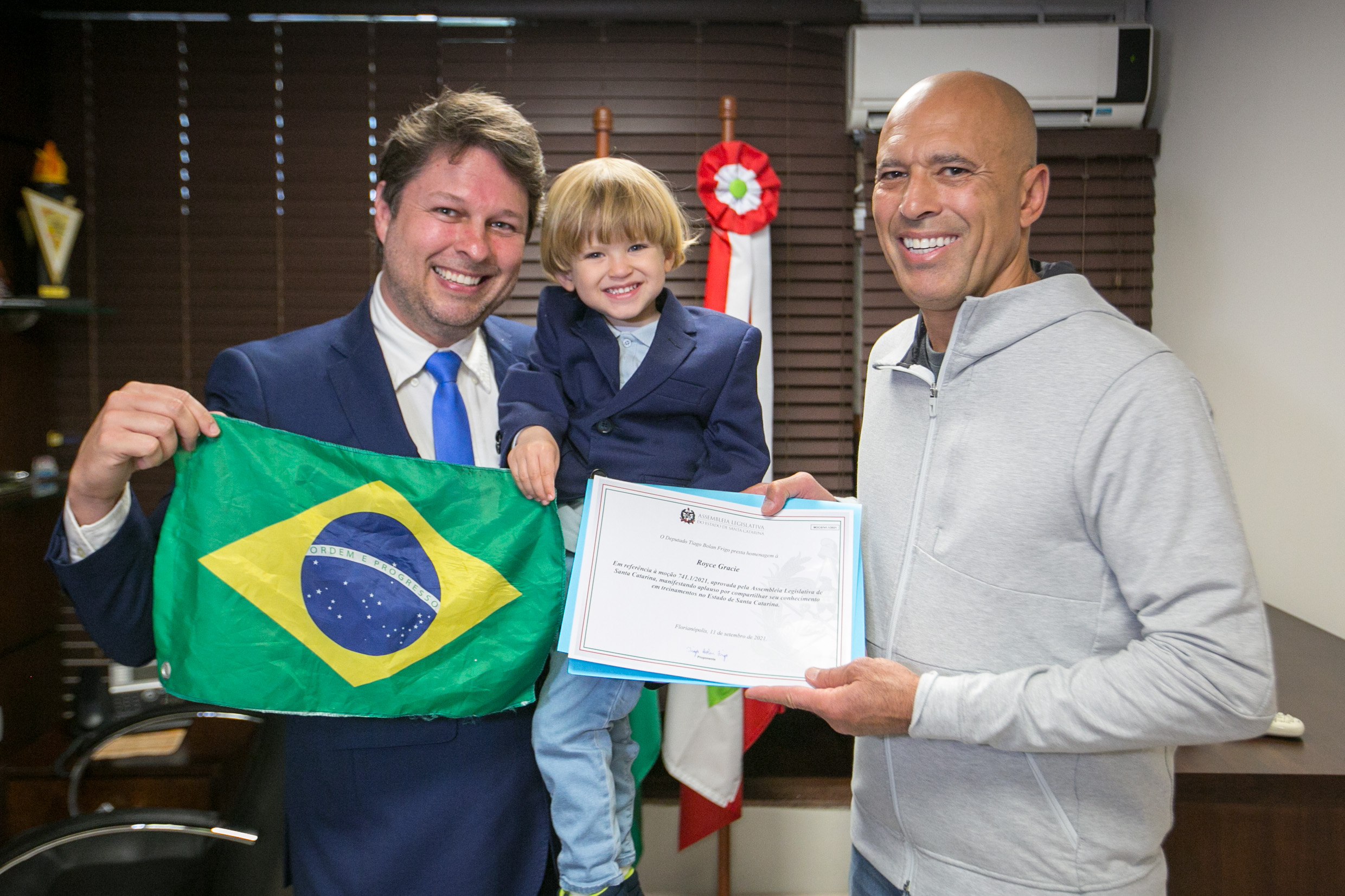 MOÇÃO DE APLAUSO – Deputado Tiago Frigo entrega homenagem a Royce Gracie