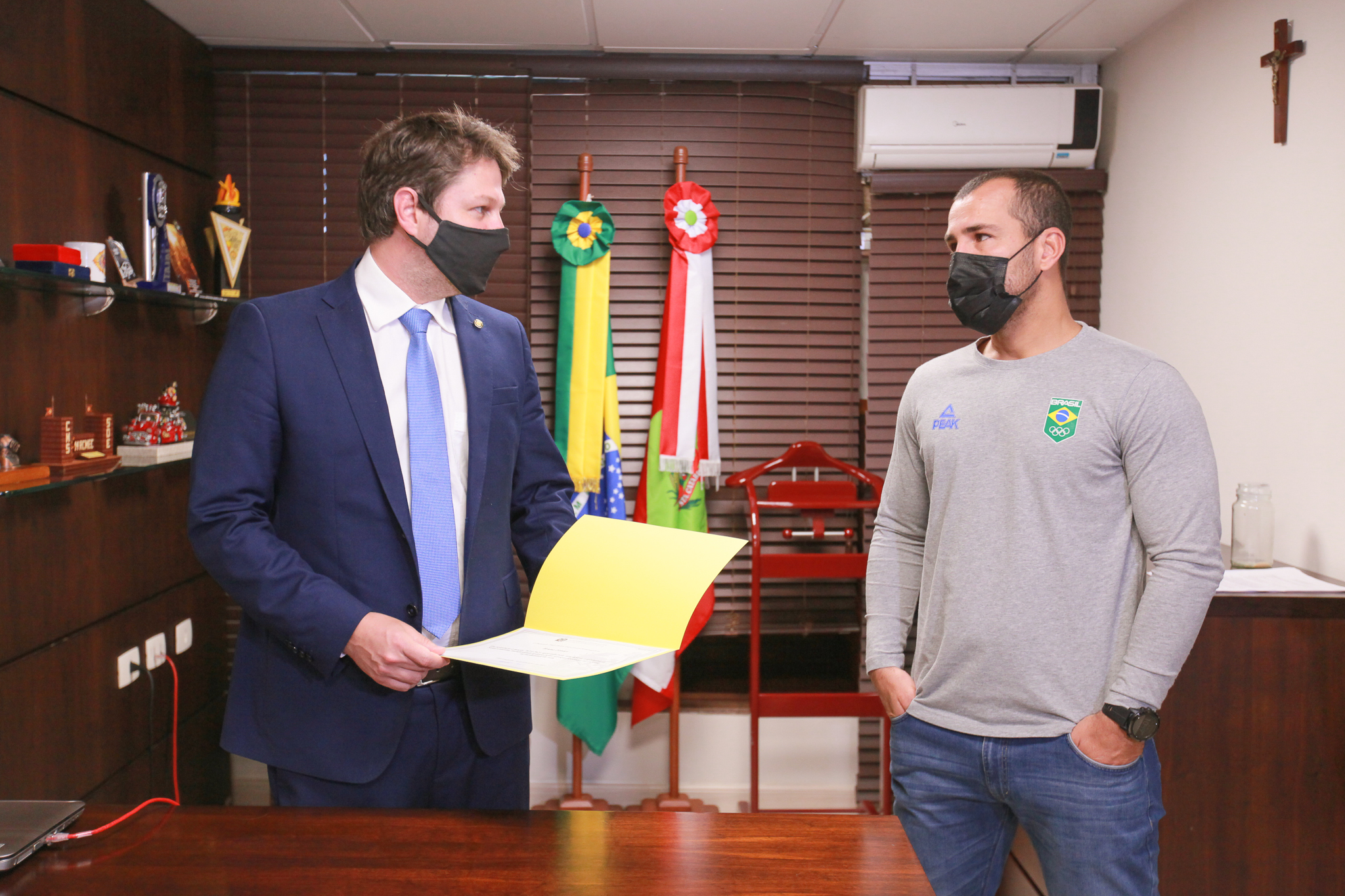MOÇÃO DE APLAUSO – Deputado Tiago Frigo entrega homenagem ao atleta Bruno Fontes