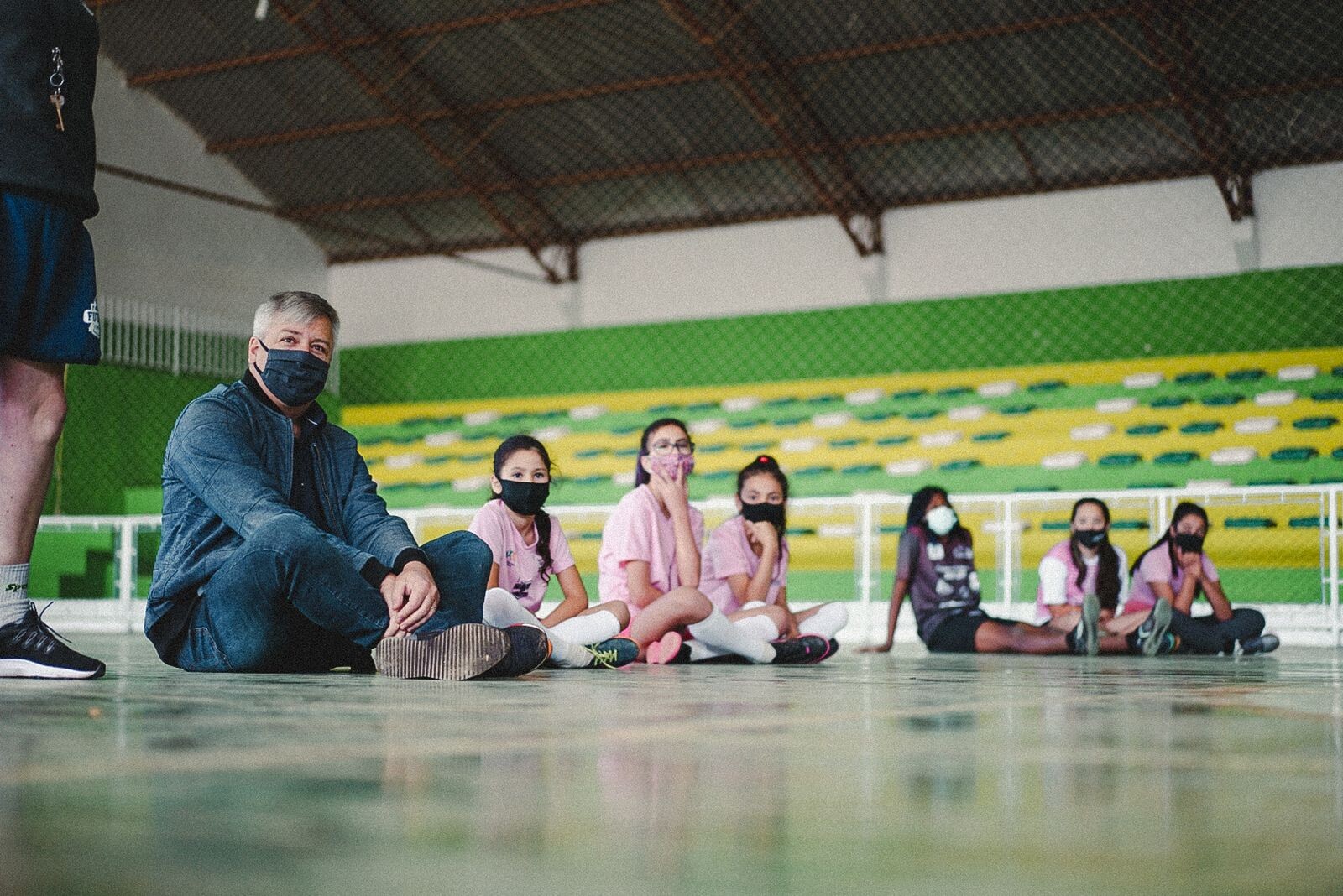 deputado Fabiano da Luz e atletas do futsal feminino da cidade serrana FOTO: Luca Gebara
