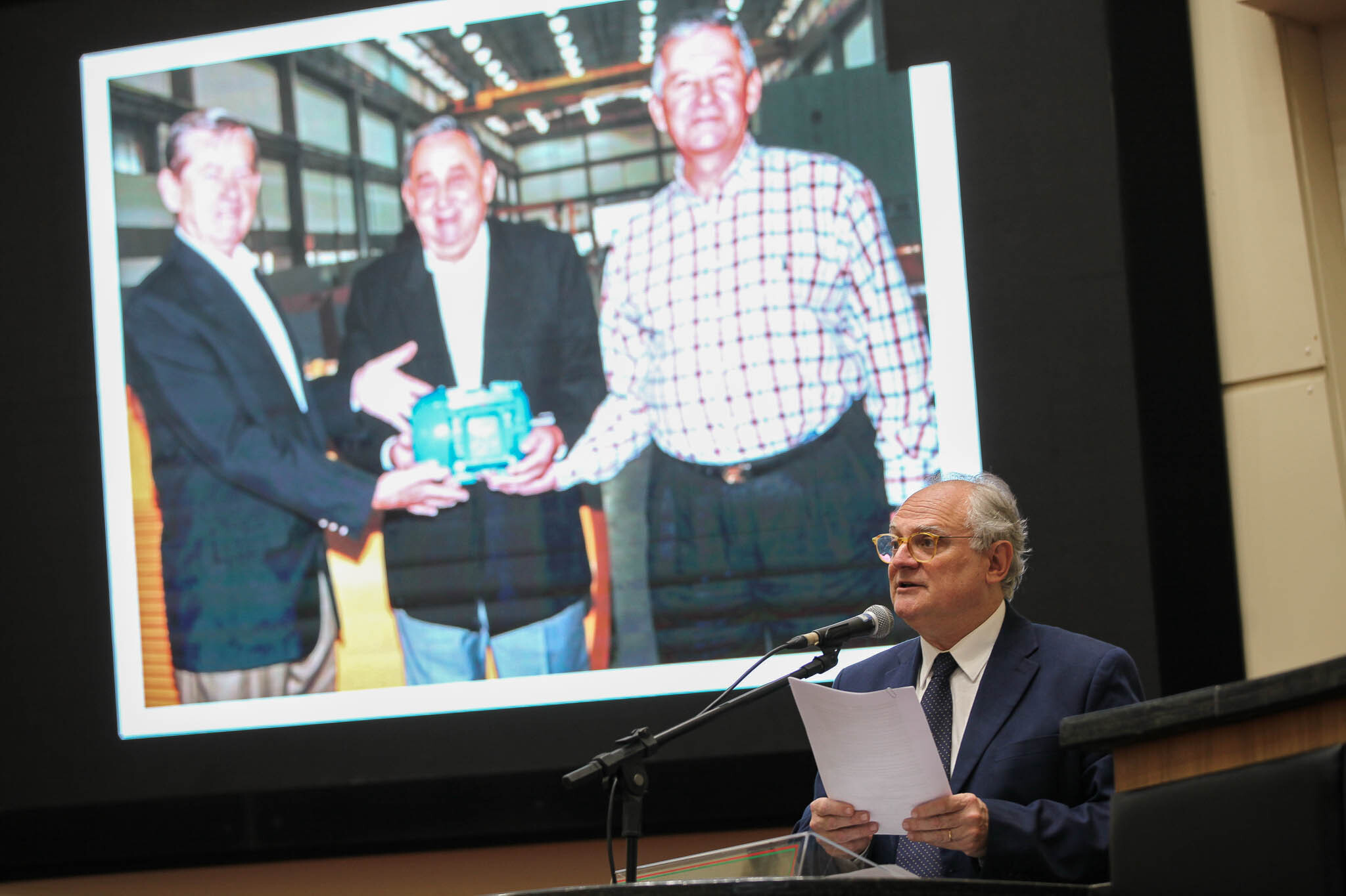 Dr. Vicente destaca 60 anos da WEG no plenário da Alesc