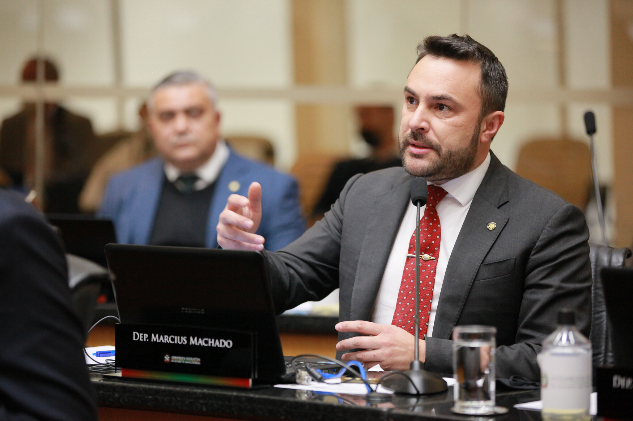 Governador veta PL que impedia compra de remédios perto da validade