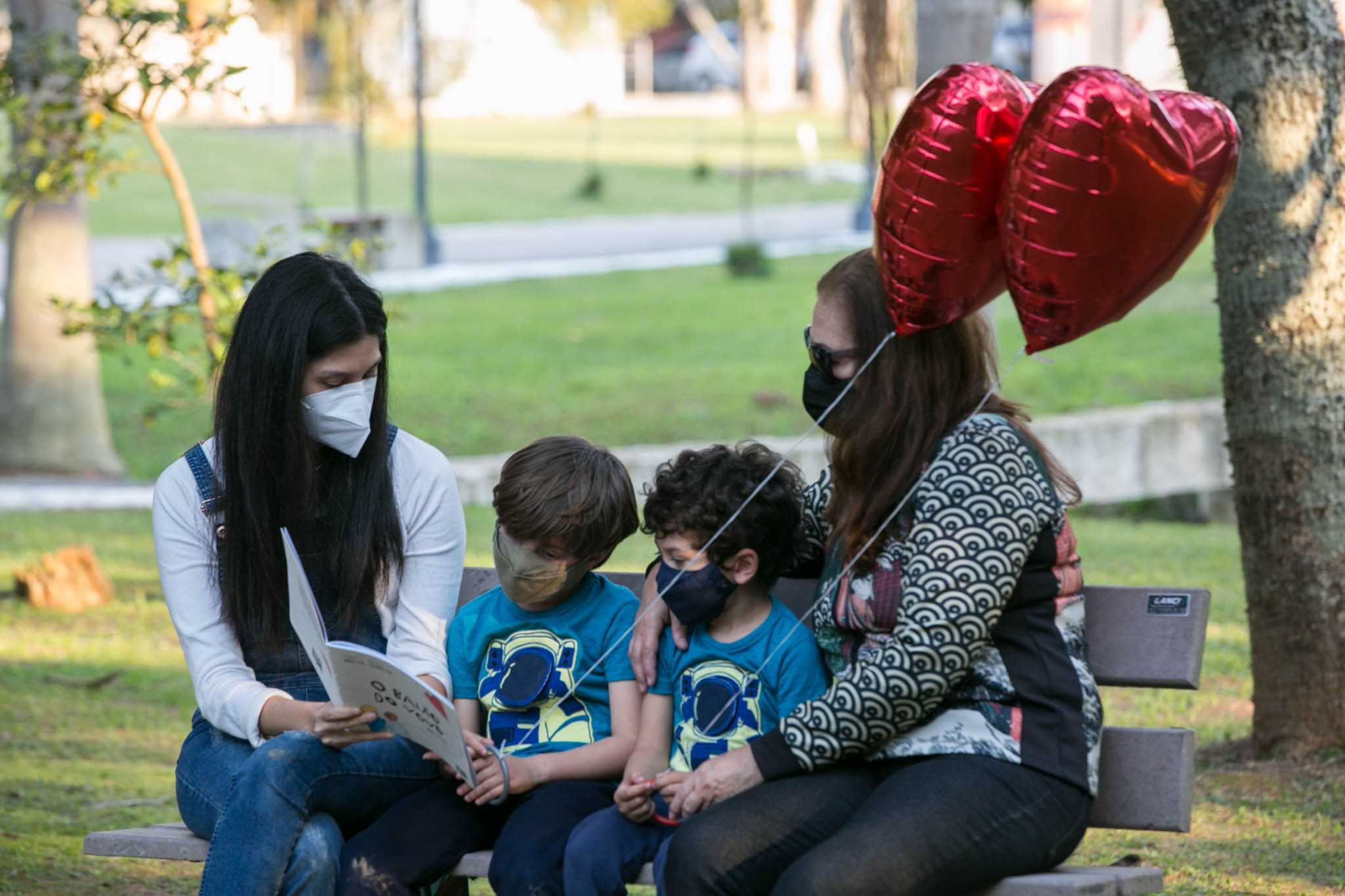 Marcela Lin, jornalista com os filhos Gabriel e Bernardo e Maria Angélica Magé