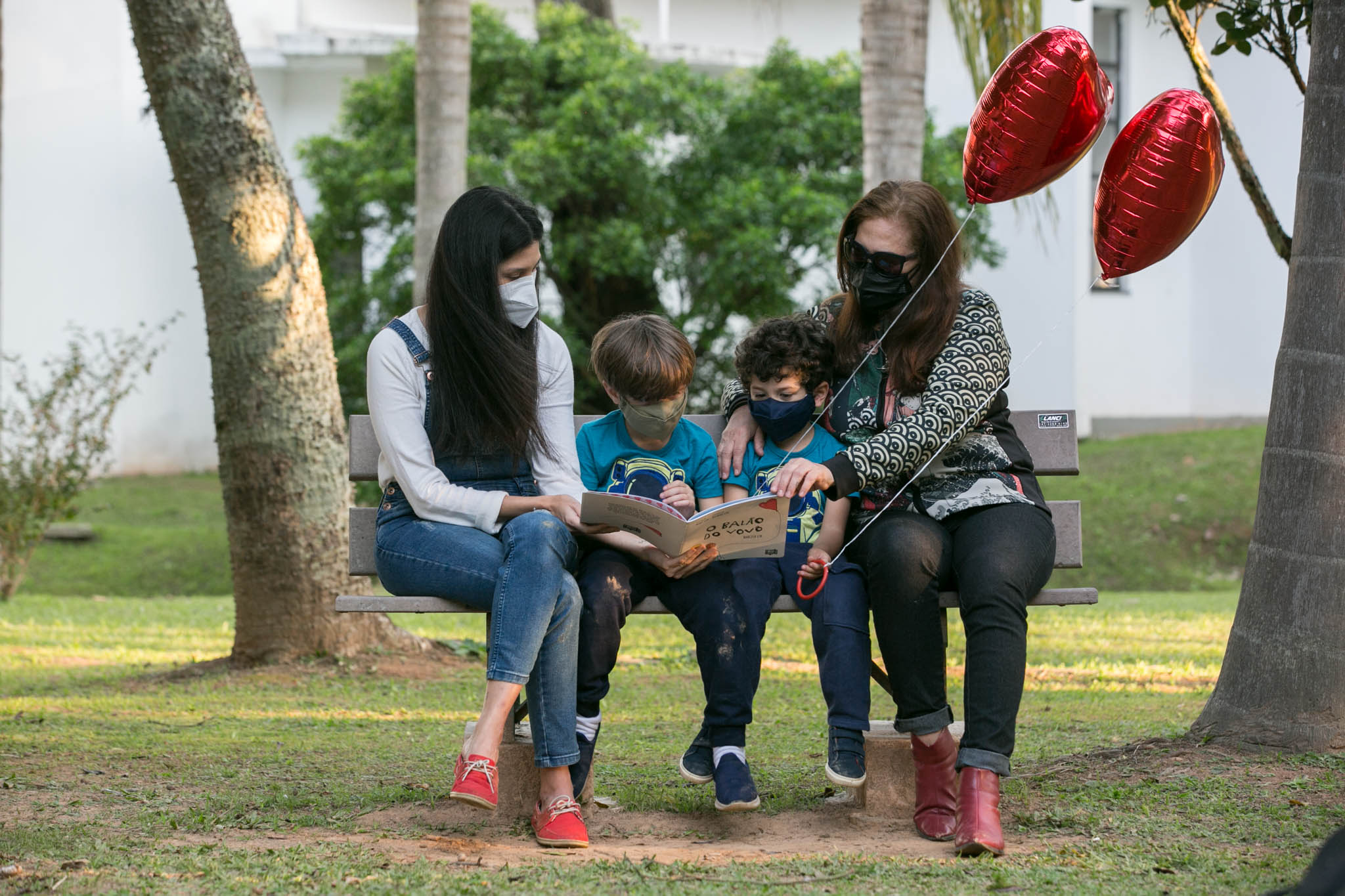 Marcela Lin, jornalista com os filhos Gabriel e Bernardo e Maria Angélica Magé