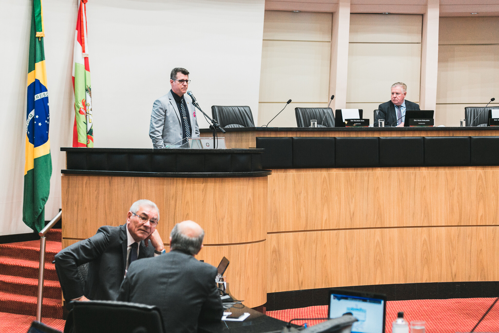 Deputados parabenizaram e pediram valorização dos professores durante a sessão plenária