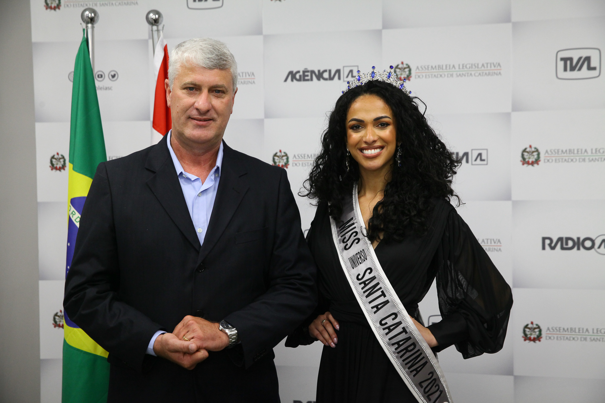 Bruna Valim e Fabiano Baldessar (MDB), prefeito de Otacílio Costa