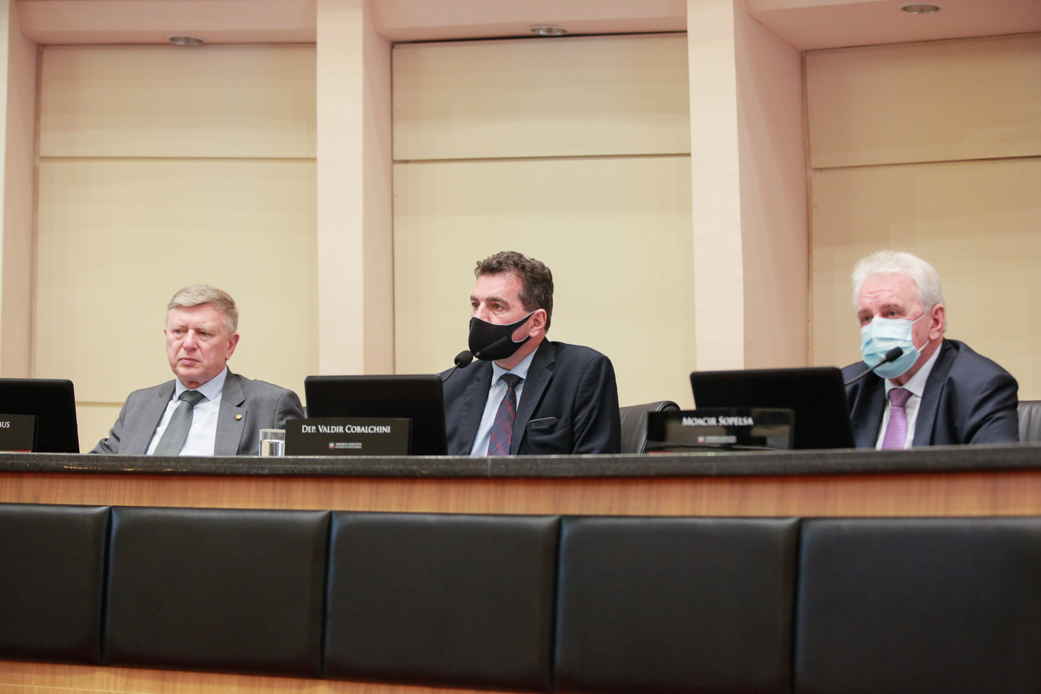 - Deputado Milton Hobus (PSD) - Deputado Valdir Cobalchini (MDB)  - Deputado Moacir Sopelsa (MDB)