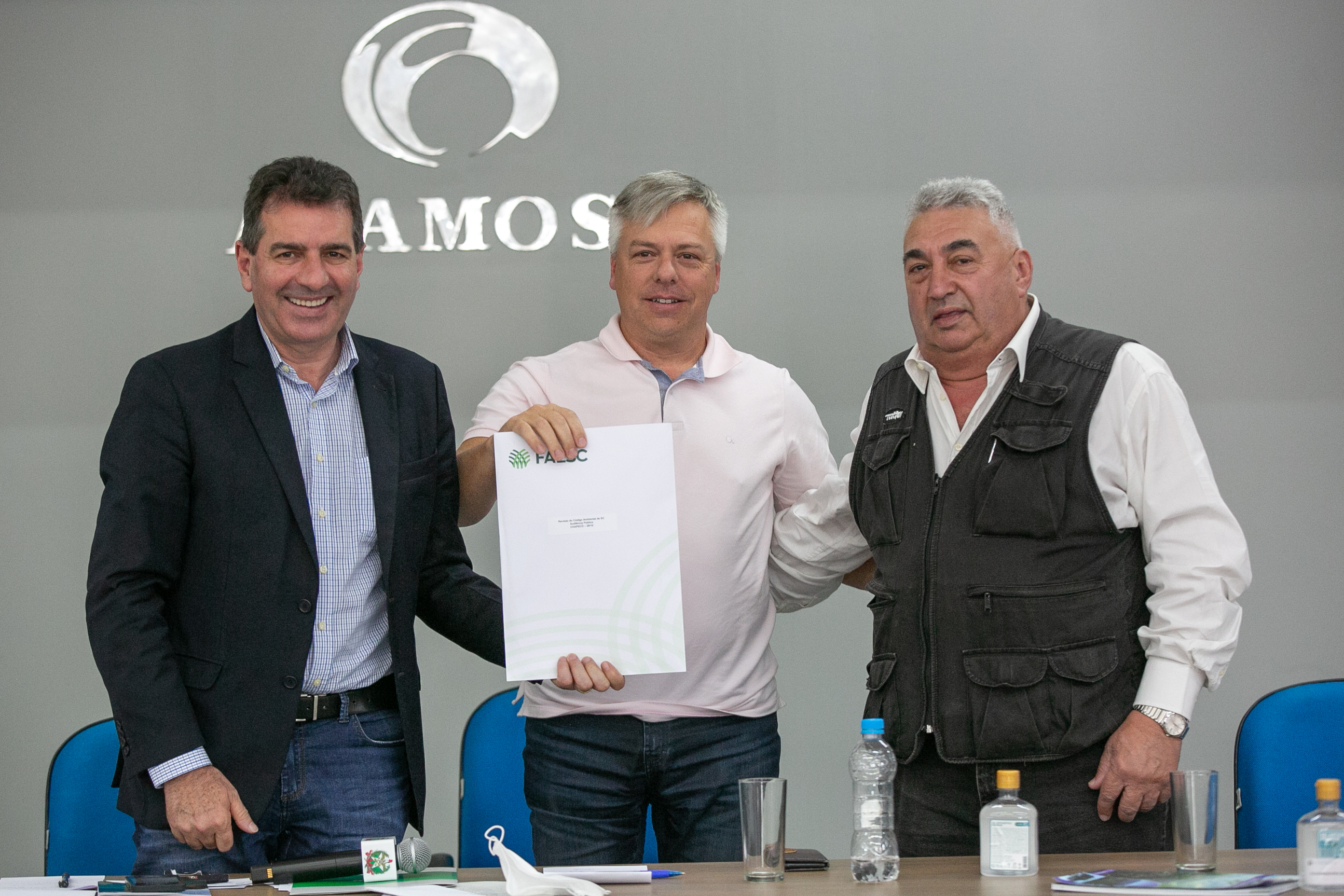 Deputado Valdir Cobalchini (MDB), Deputado Fabiano da Luz (PT) e Vice-presidente da FAESC, Enori Barbieri