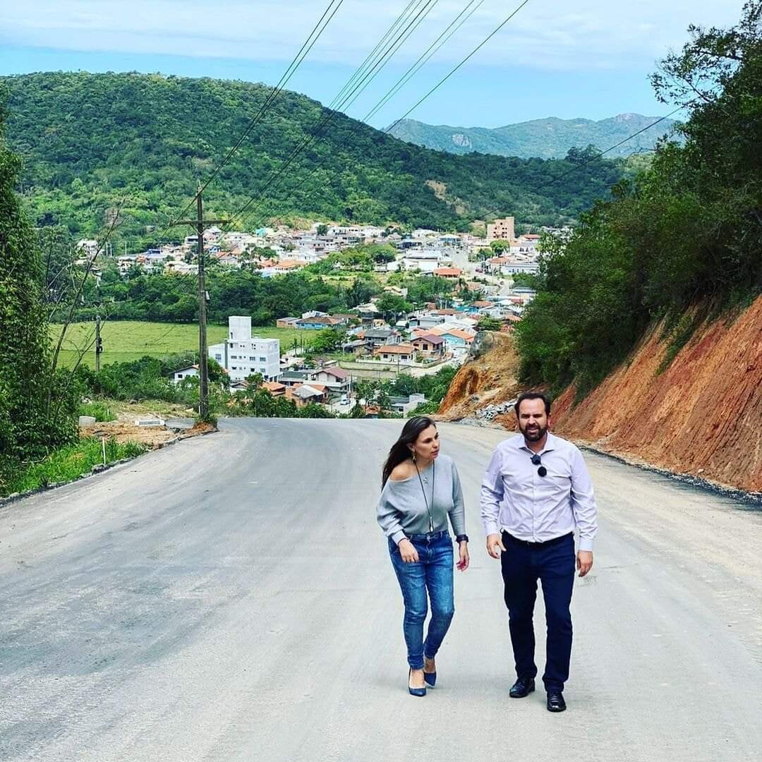 Para Paulinha, asfalto no Morro de Zimbros é a realização de um sonho