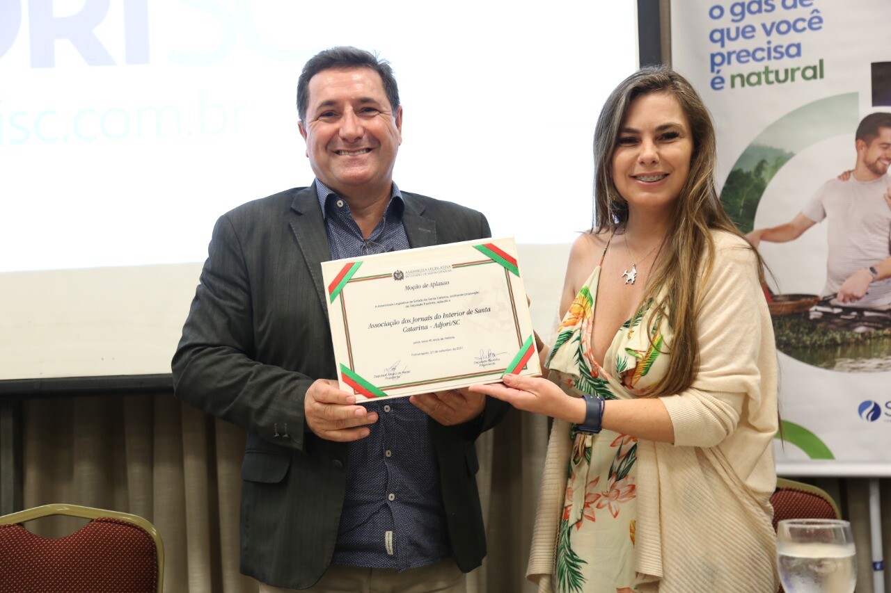 Deputada Paulinha entrega moção em homenagem aos 40 anos da Adjori