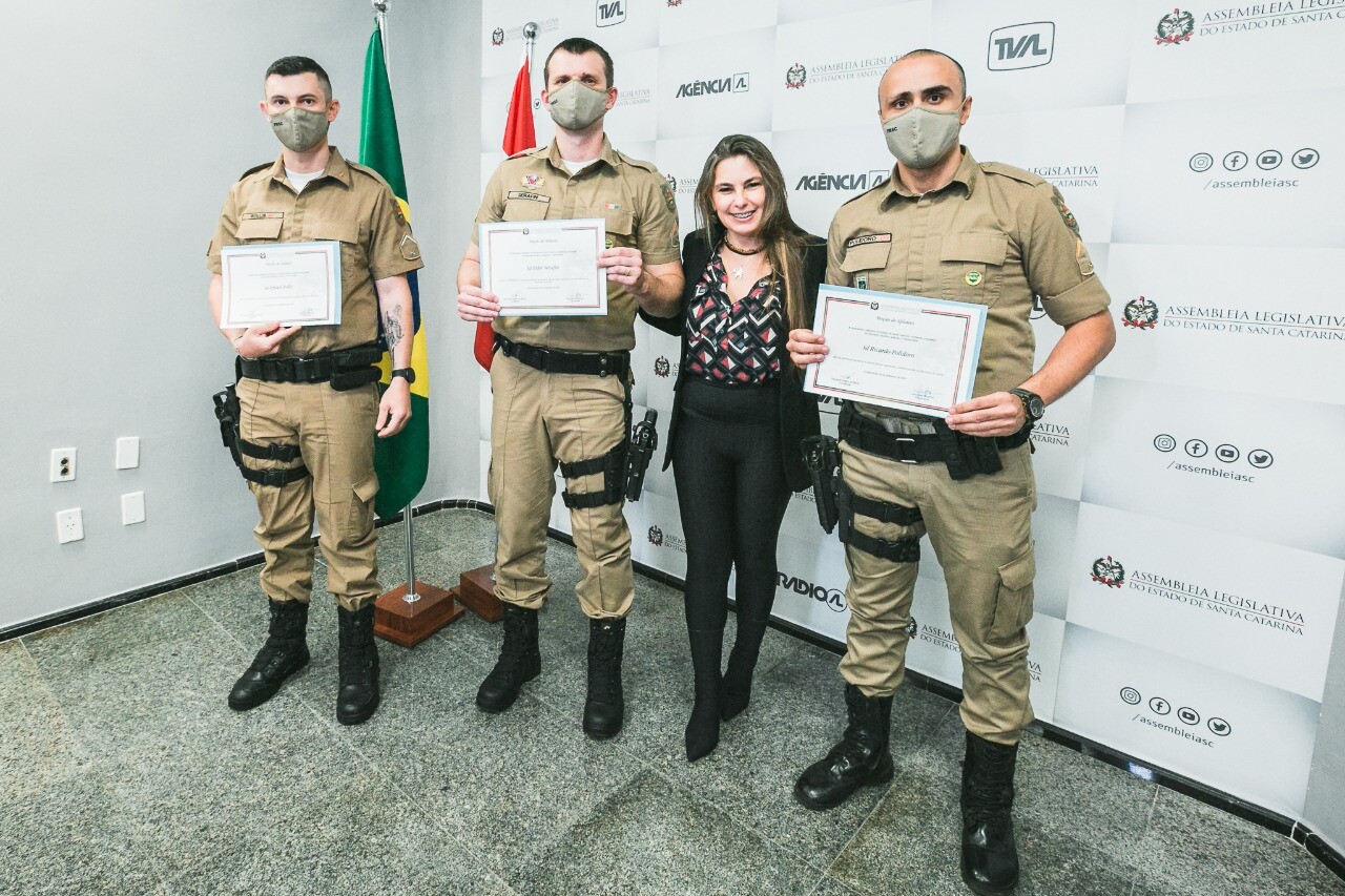 Paulinha reverencia soldados da PM de Seara que salvaram duas pessoas de tentativa de suicídio