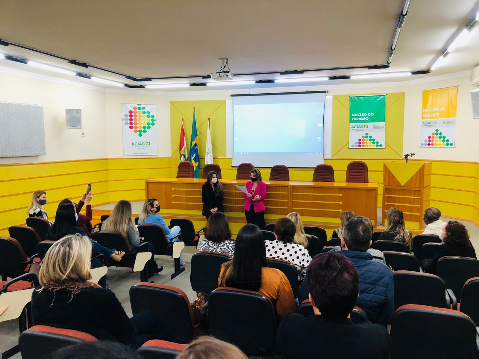 Na Aciac, Paulinha incentiva as mulheres a participarem mais da vida pública