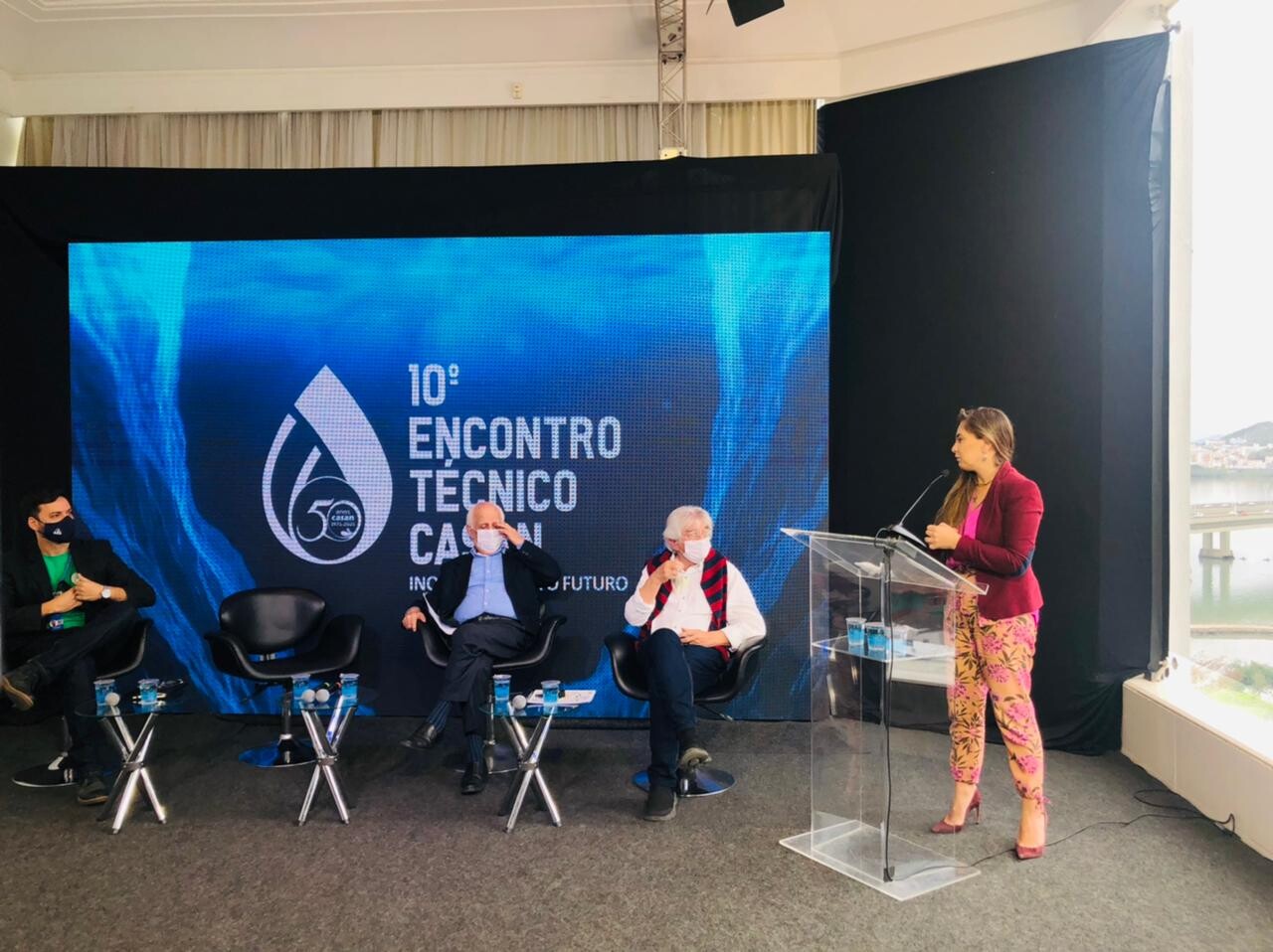 Paulinha palestra em evento dos 50 anos da Casan