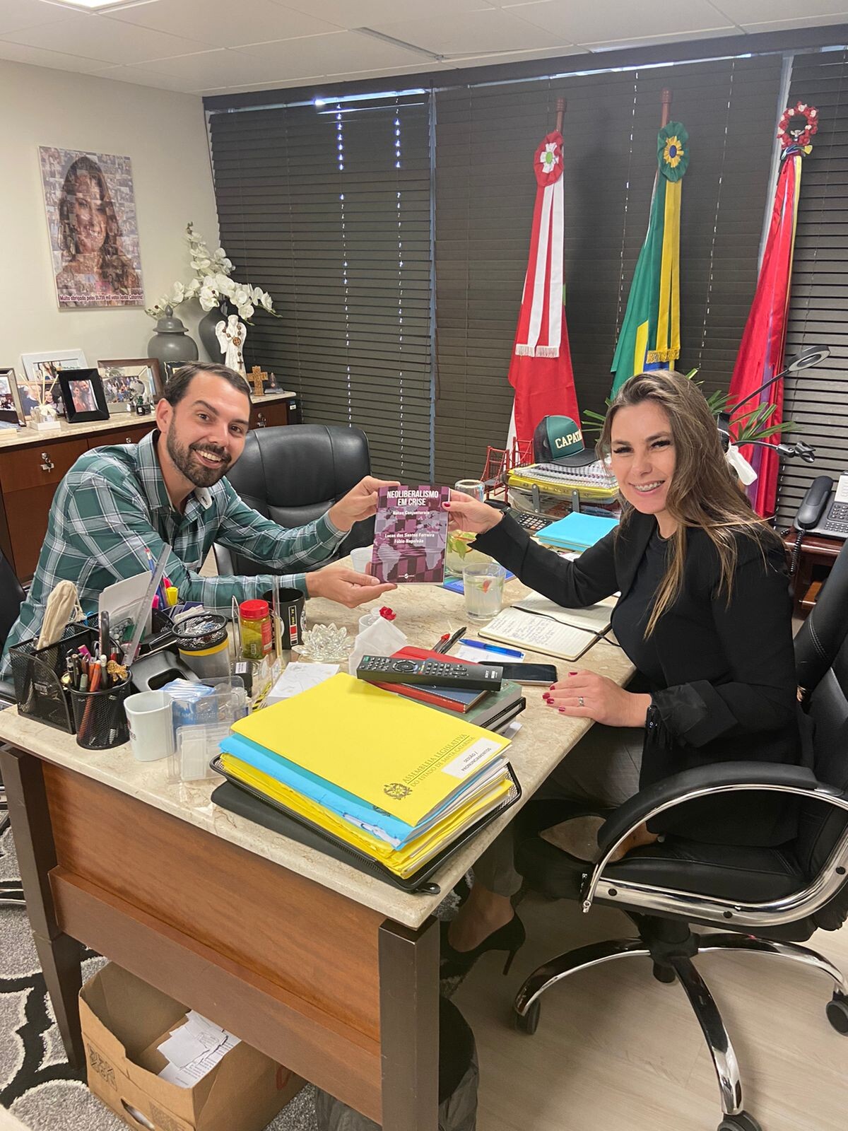 Segunda, véspera de feriado, atendimento normal no gabinete de Paulinha