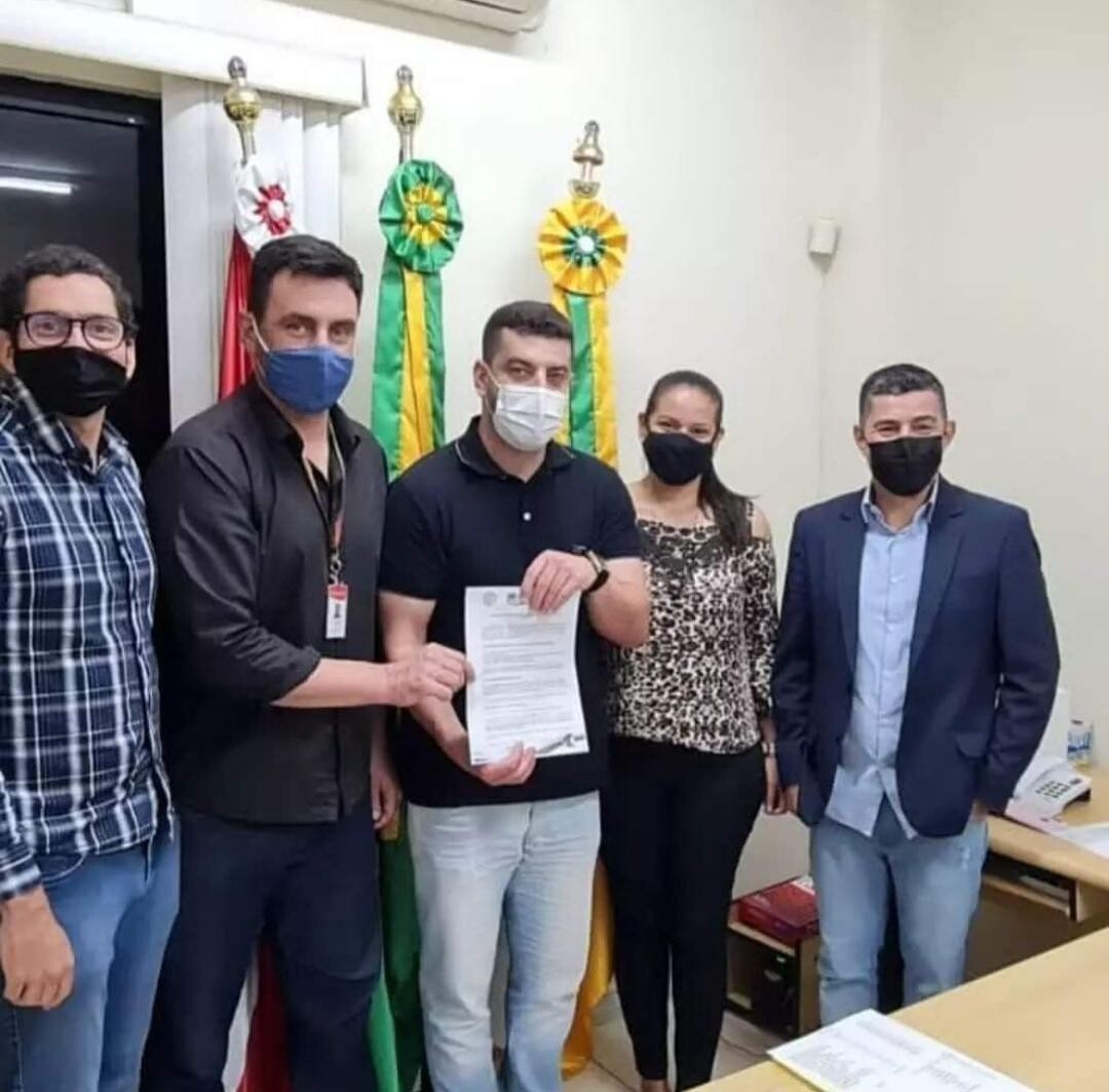 Em Laguna, o vereador Dudu Carneiro fez a entrega