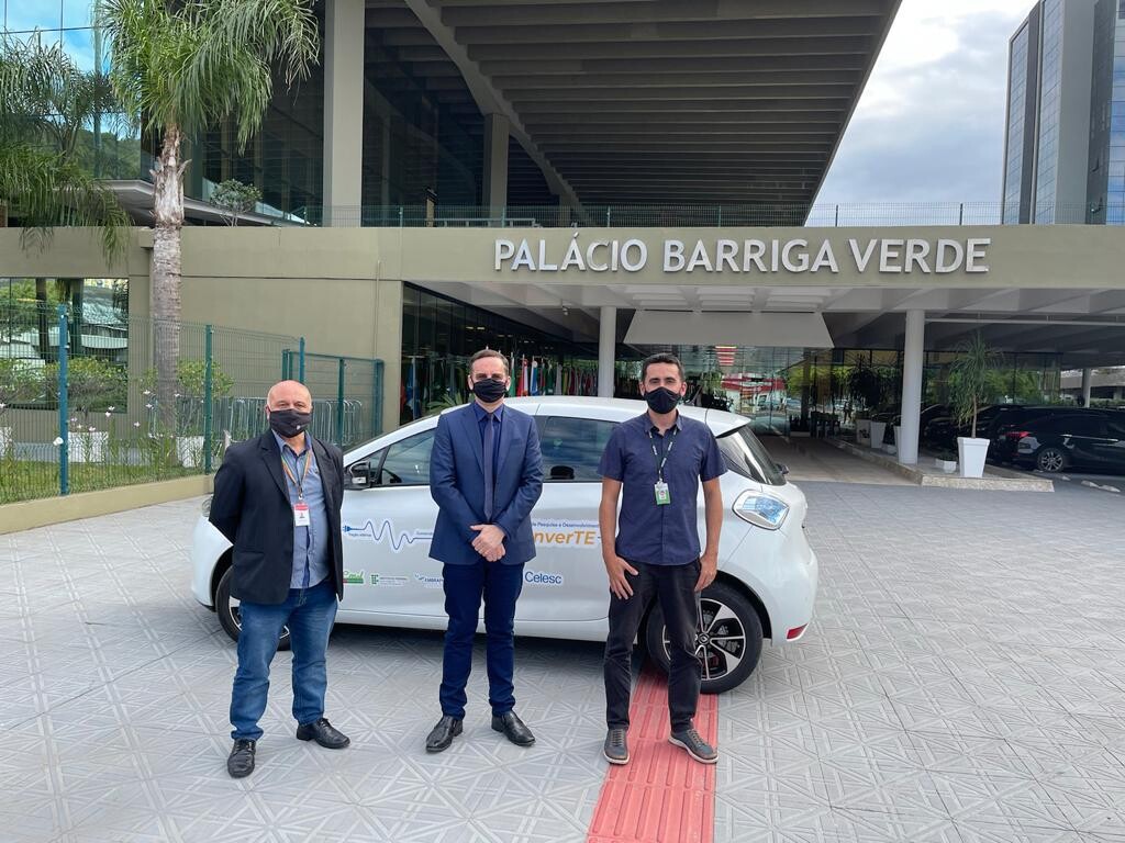Miotto faz teste com carro elétrico e parabeniza IFSC por expandir tecnologia