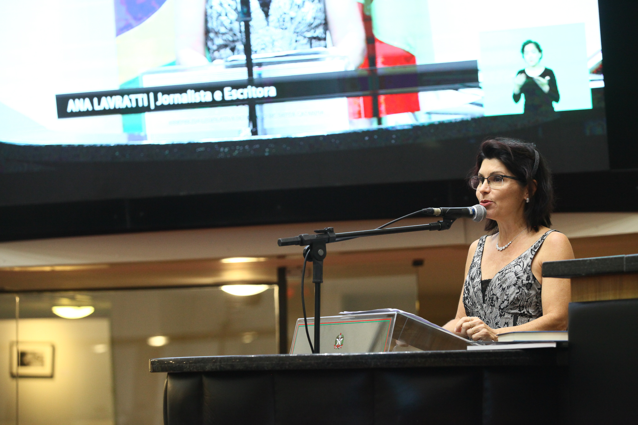 Plenário - Manifestação da Escritora Ana Lavratti sobre o livro 