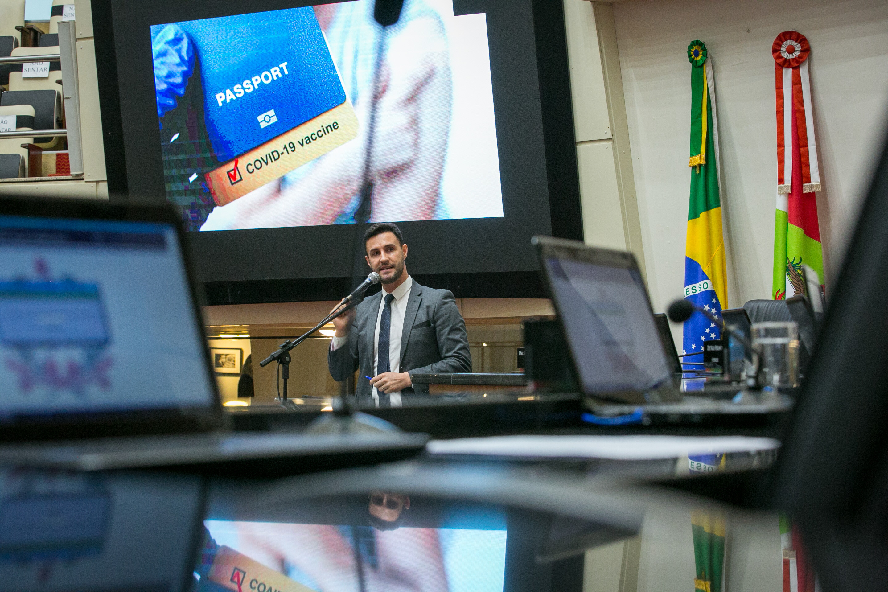 Sessão tem alerta para crise hídrica e crítica ao passaporte vacinal