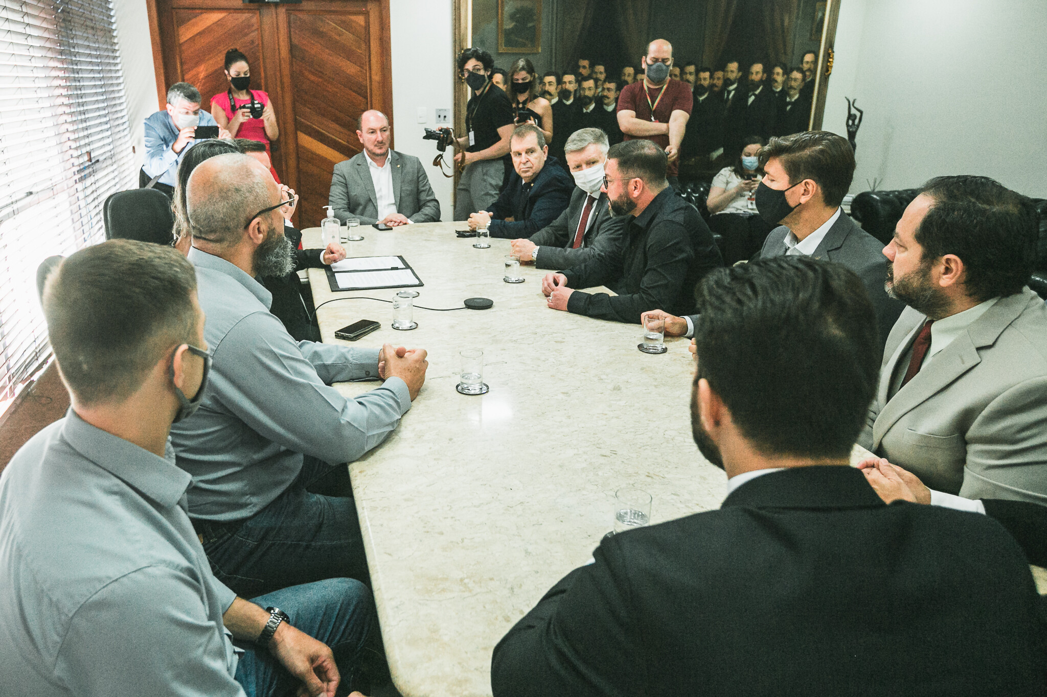 Projetos foram entregues em reunião realizada na Presidência, na manhã desta terça-feira (30)
