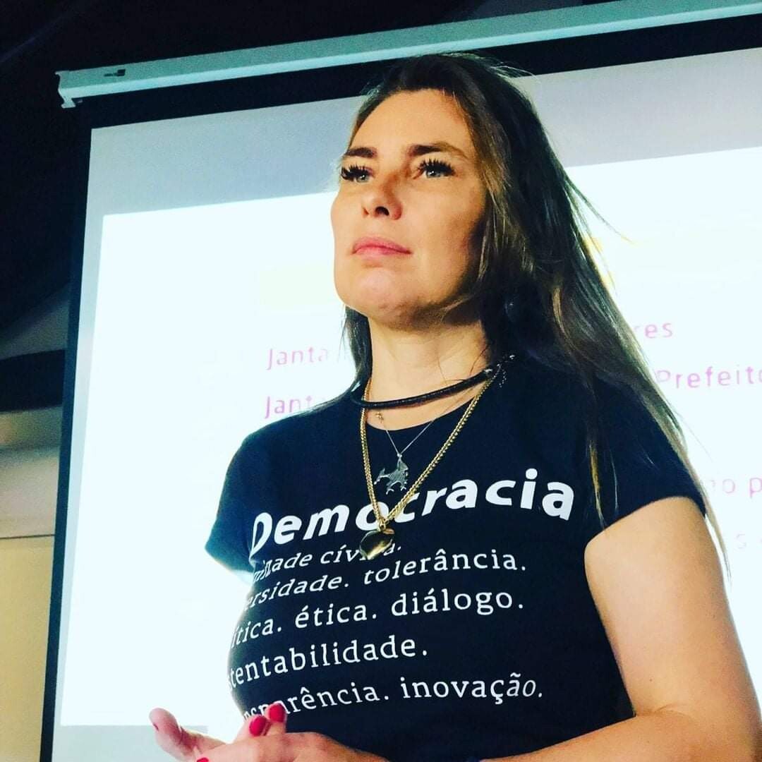 Paulinha relembra conquista ao direito a voto pelas mulheres brasileiras