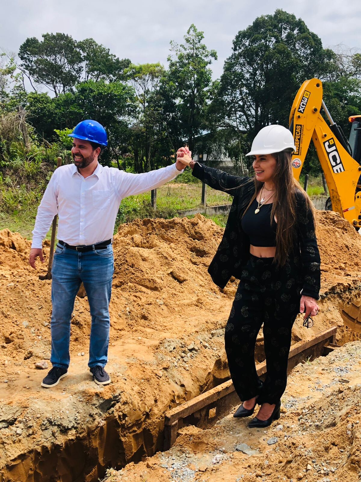 Paulinha participa em Bombinhas do início da obra da rede coletora de esgoto