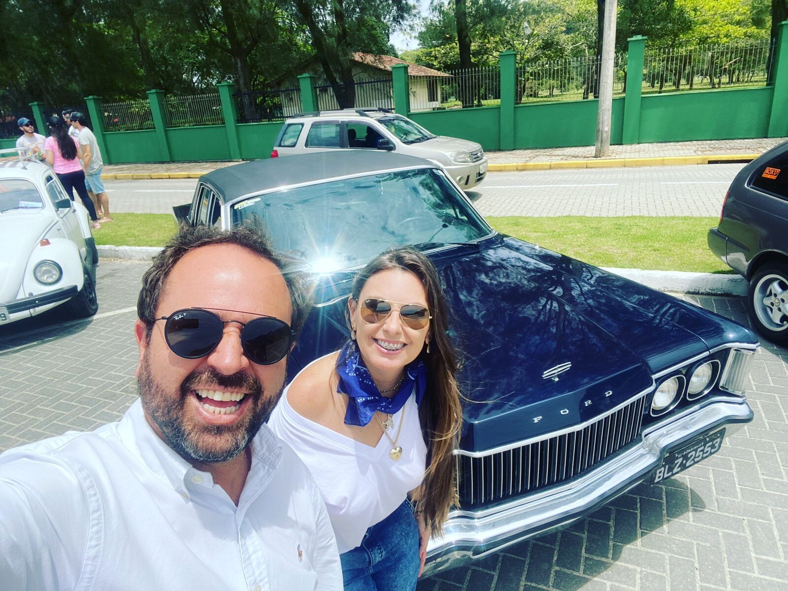 Paulinha prestigia o 4º Encontro de Carros Antigos em Bombinhas