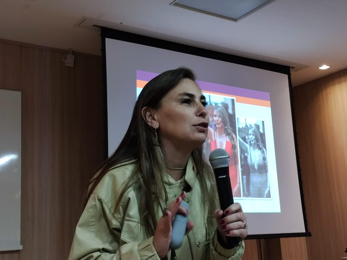 Deputada Paulinha em Lages, no LideraSerra, troca confidências com jovem exemplo de superação
