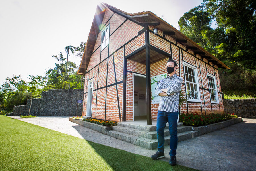 Deputado Ismael dos Santos em frente à caixa enxaimel no Parque das Itoupavas, em Blumenau