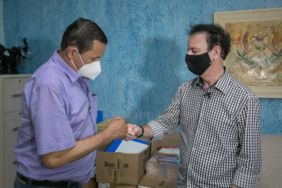 Deputado Ismael cumprimenta o presidente da Apae, Gilson Jorge da Silva