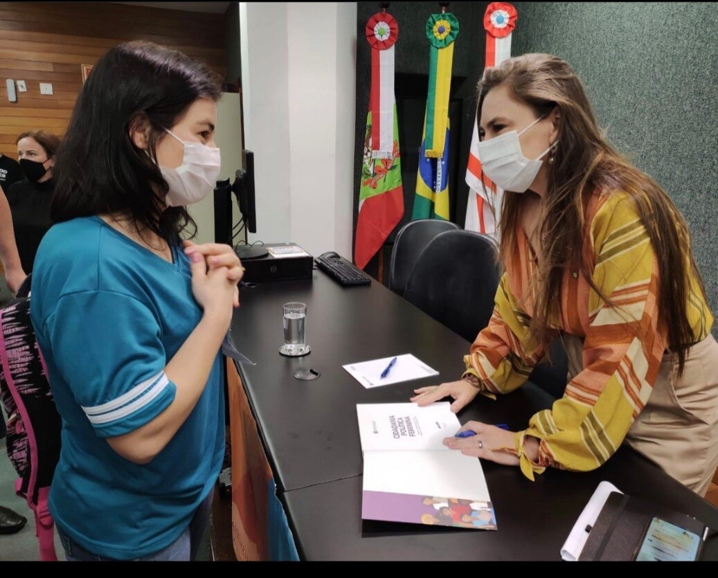 Parlamento Jovem atesta projeto de Paulinha que pleiteia psicólogos na rede pública de ensino
