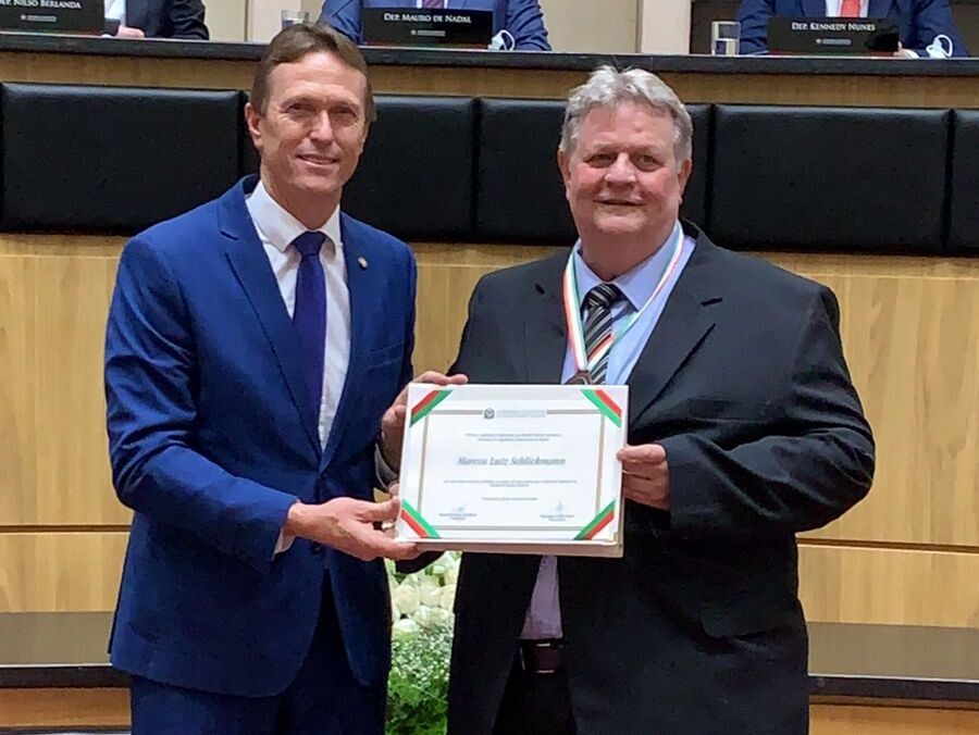 Weber homenageia empresário de São Ludgero com Comenda