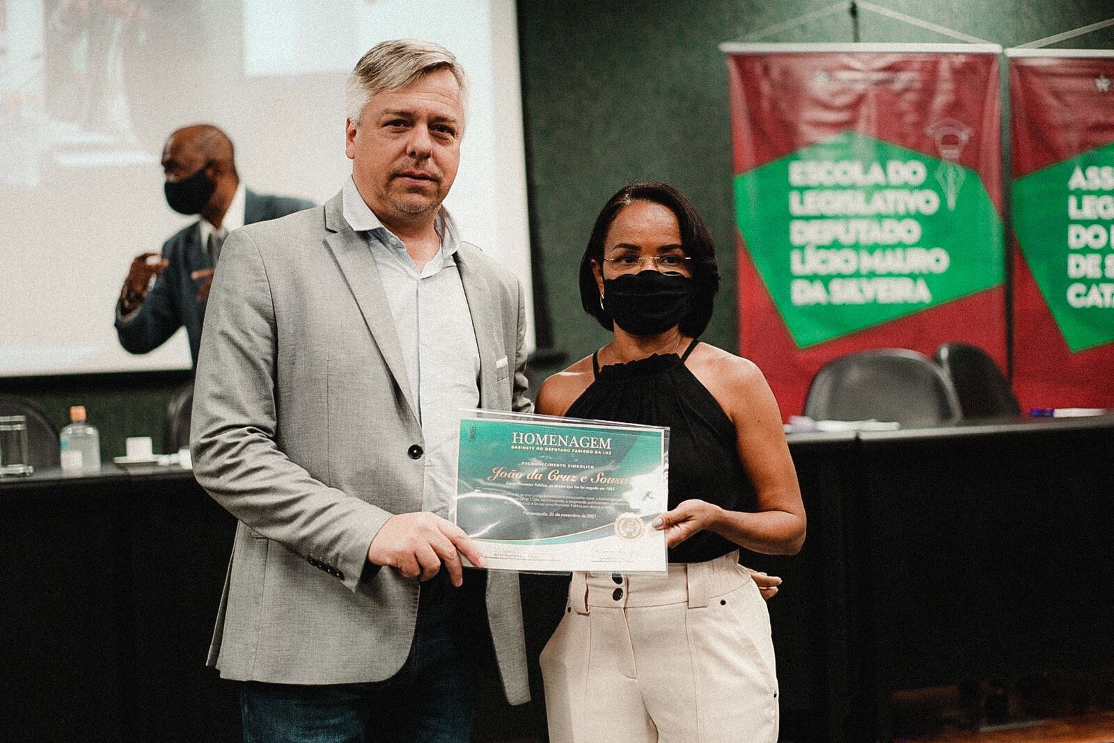 Fabiano encontra trineta de Cruz e Sousa e faz homenagem ao poeta