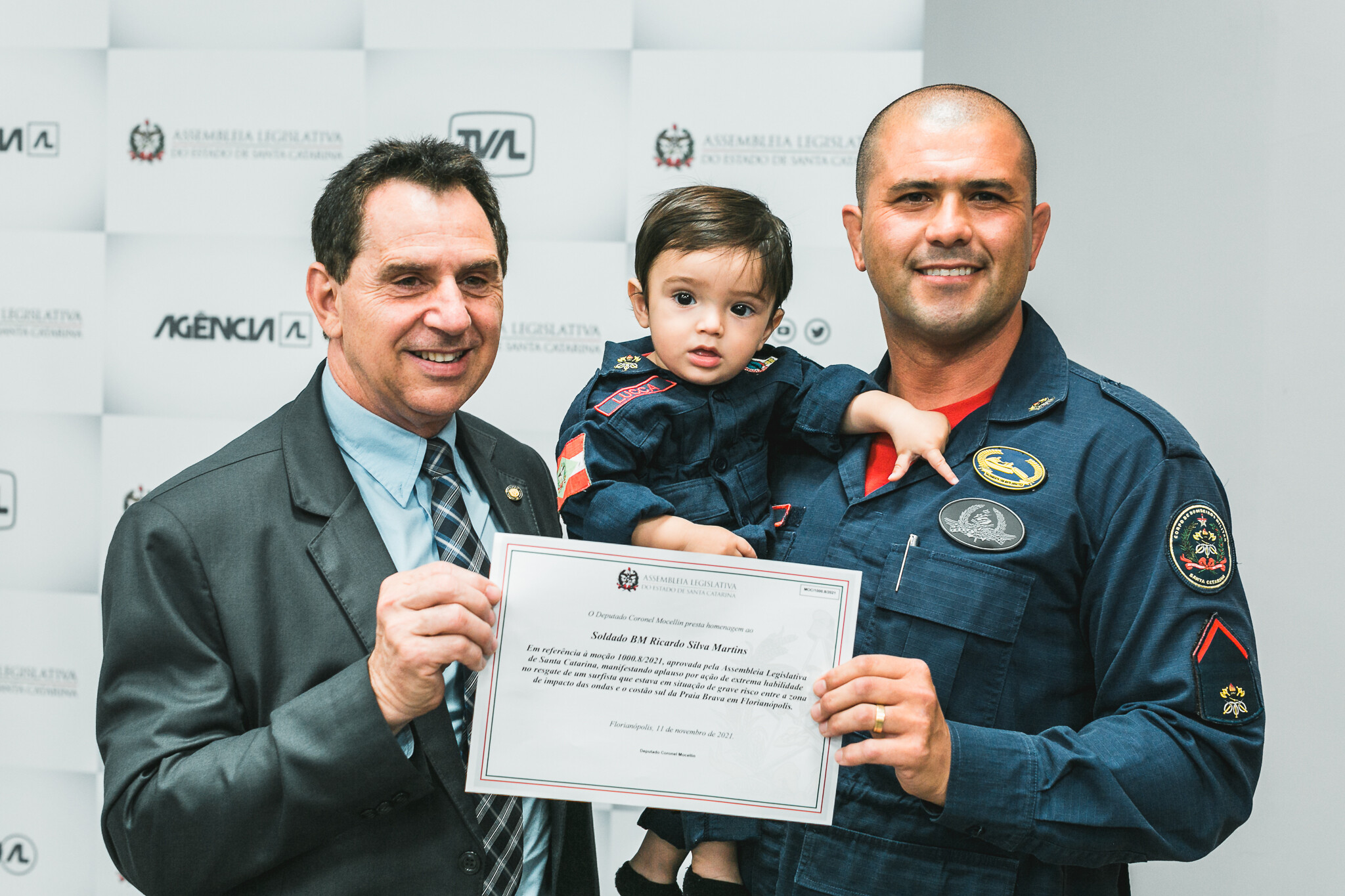 Deputado Coronel Mocellin e soldado BM Ricardo da Silva Martins, com o filho Lucca