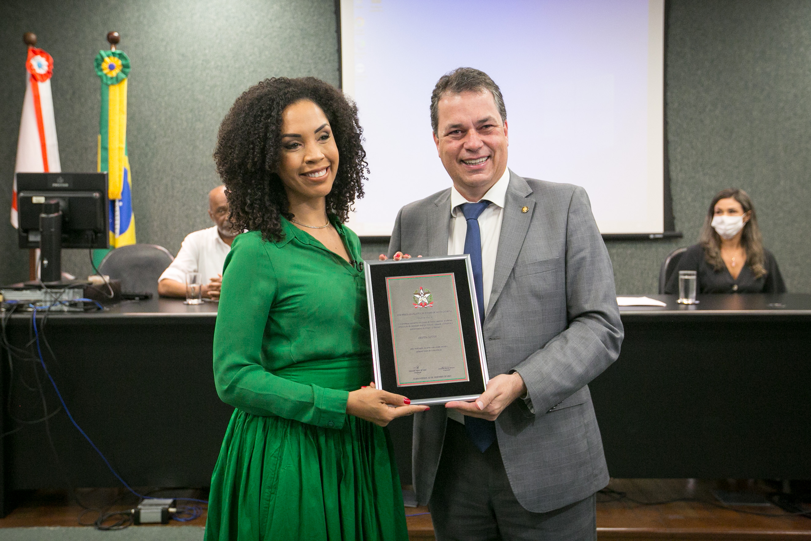 HOMENAGEM – Deputado Rodrigo Minotto entrega honraria a jornalista Amanda Santos