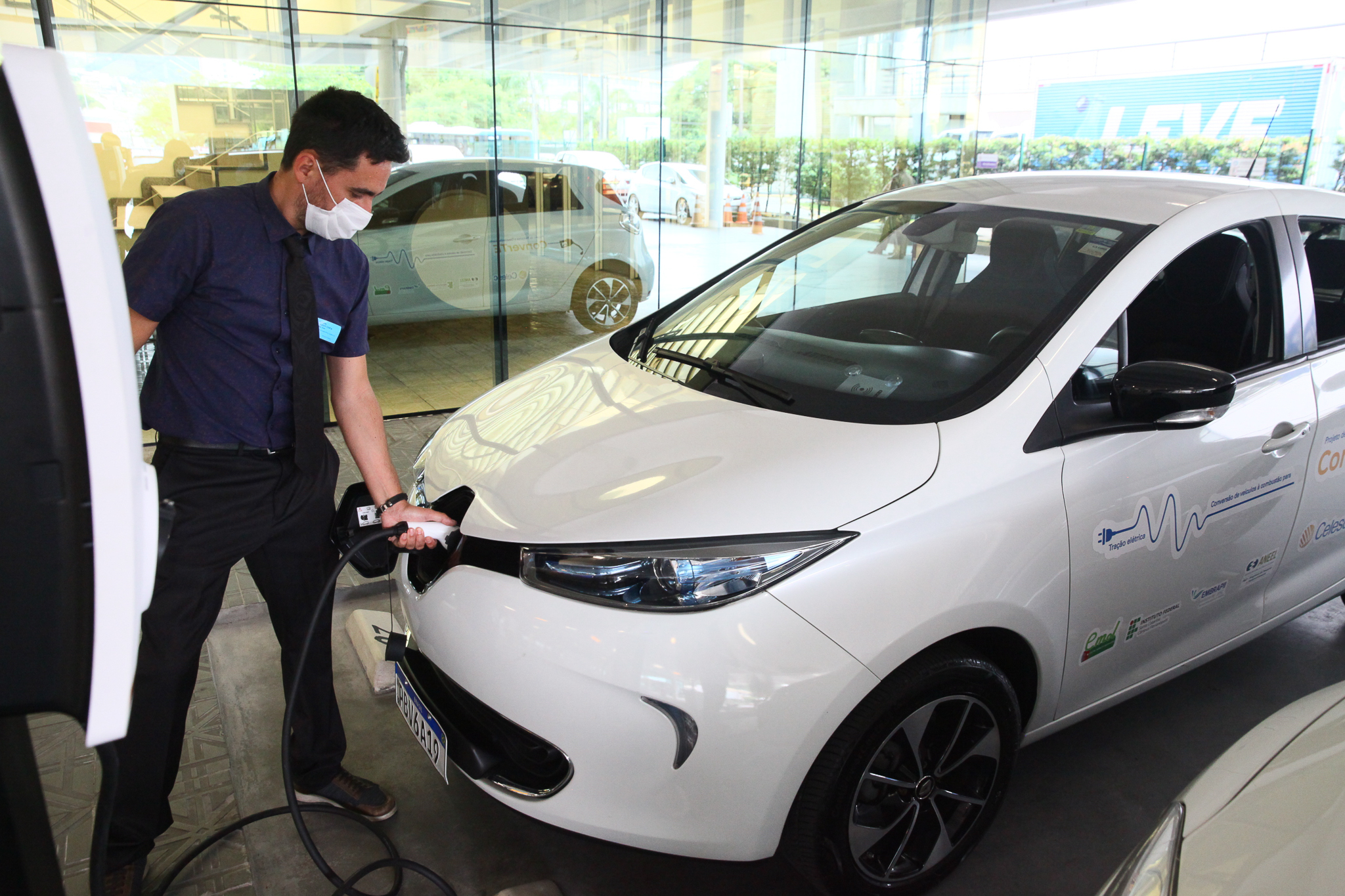 Carro Elétrico - Assinatura de Termo de Cooperação Técnica entre Ifisc e Alesc
