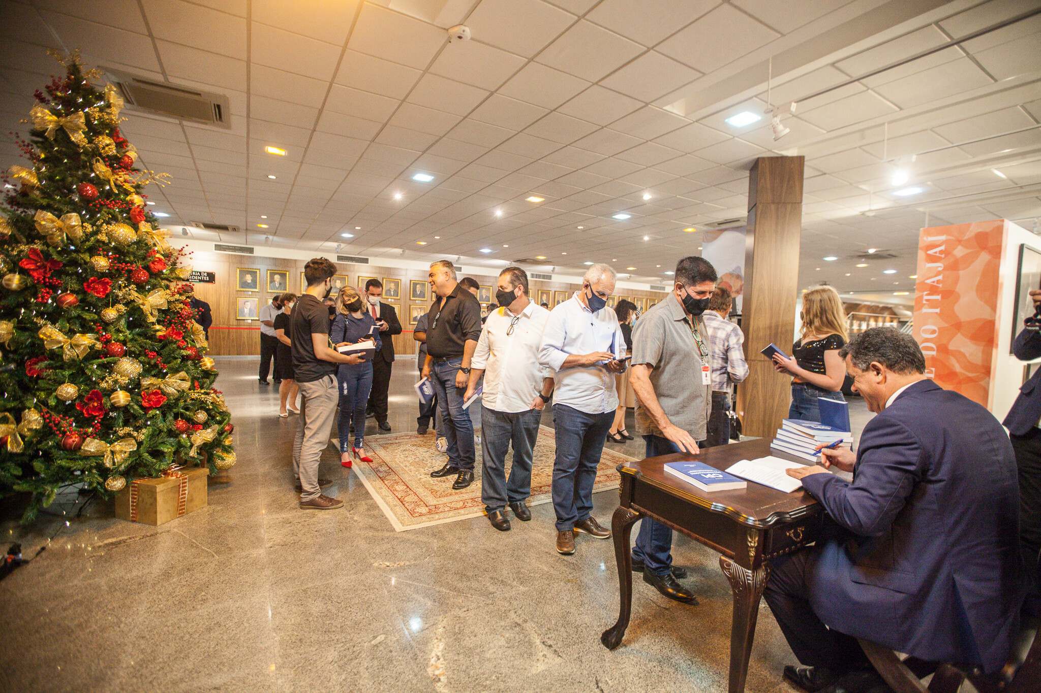 Sessão de autógrafos concorrida no lançamento do livro