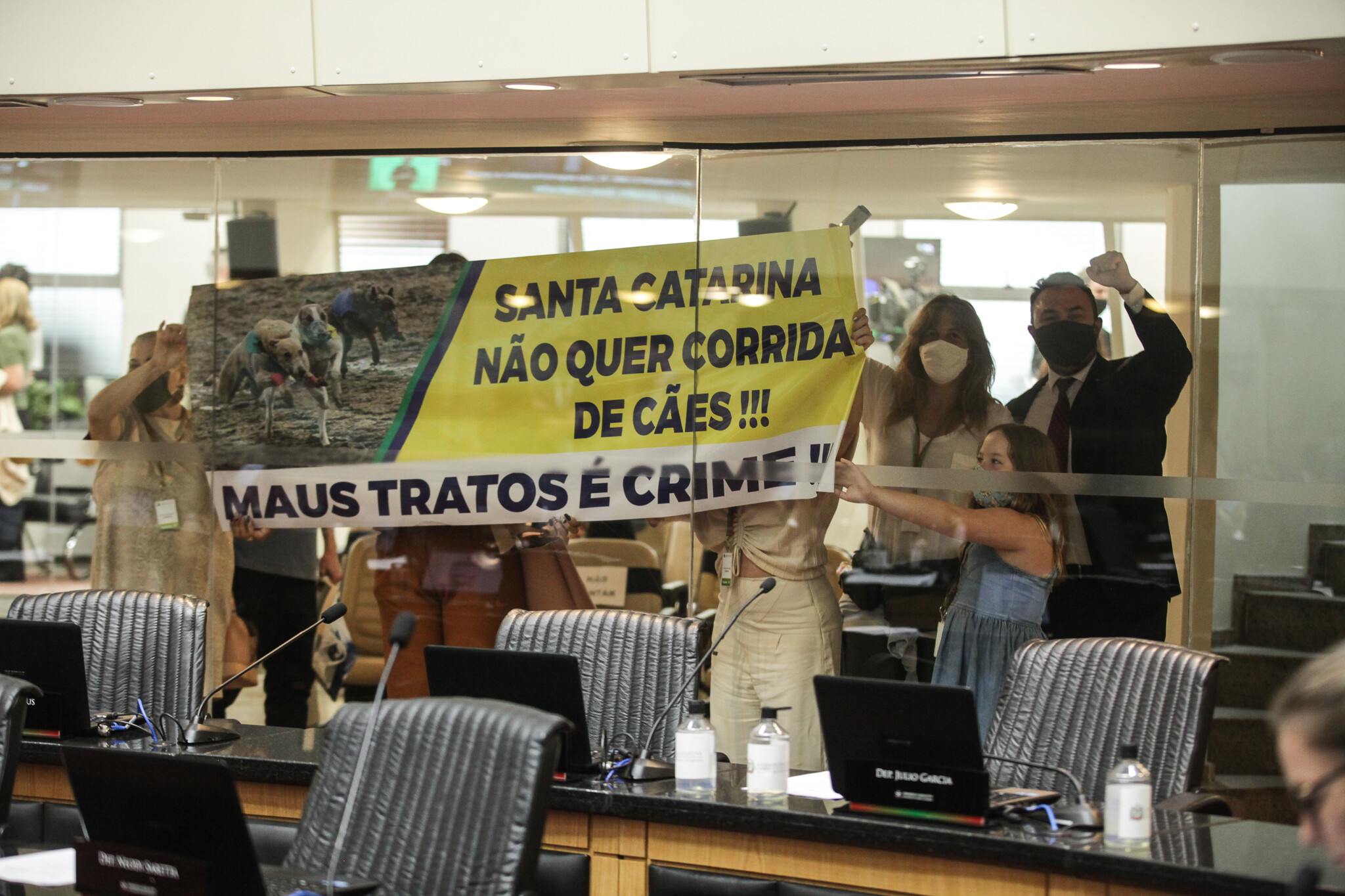 Manifestantes da causa animal prestigiaram a votação
