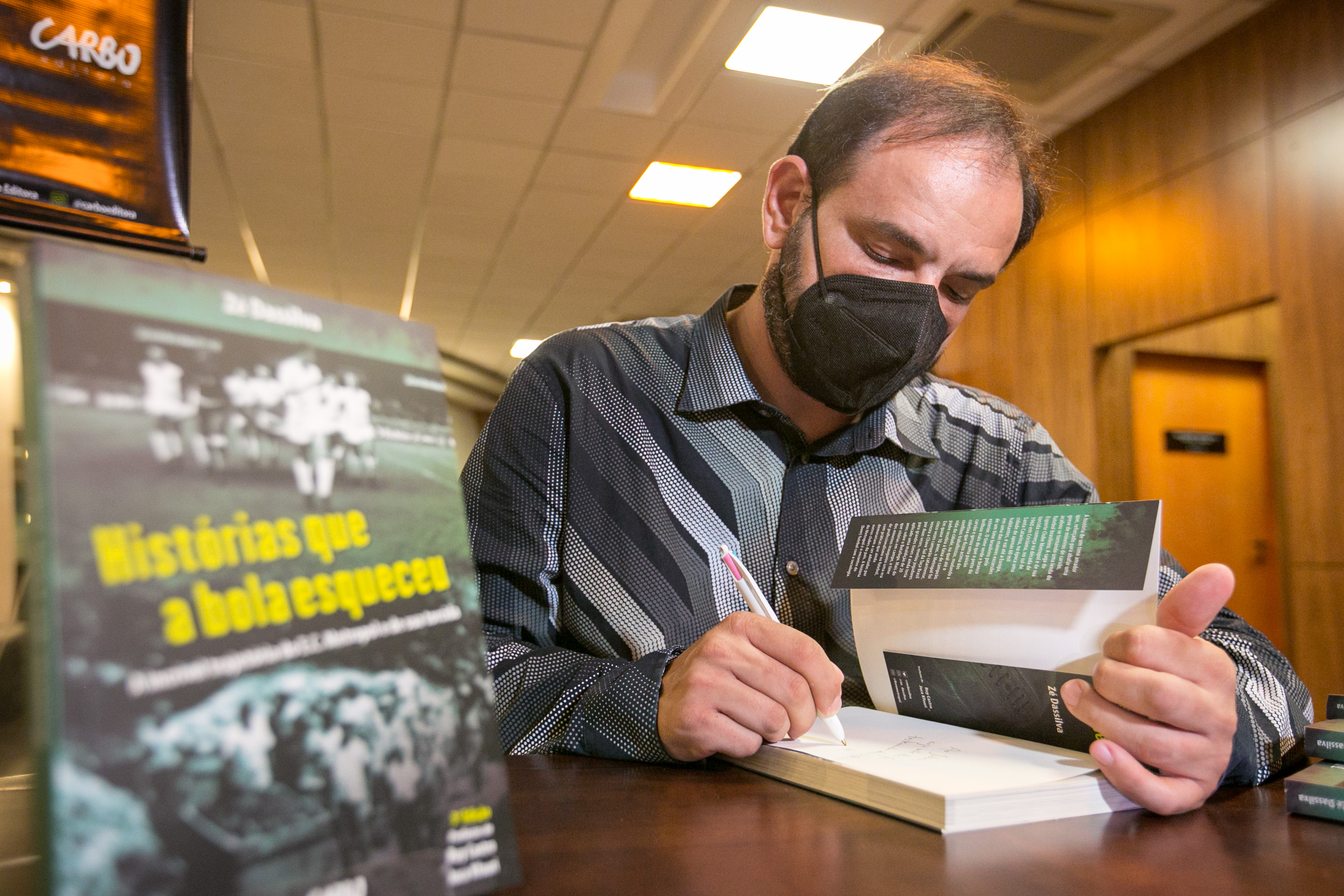 LANÇAMENTO LITERÁRIO – Histórias que a bola esqueceu, do chargista e escritor Zé Dassilva