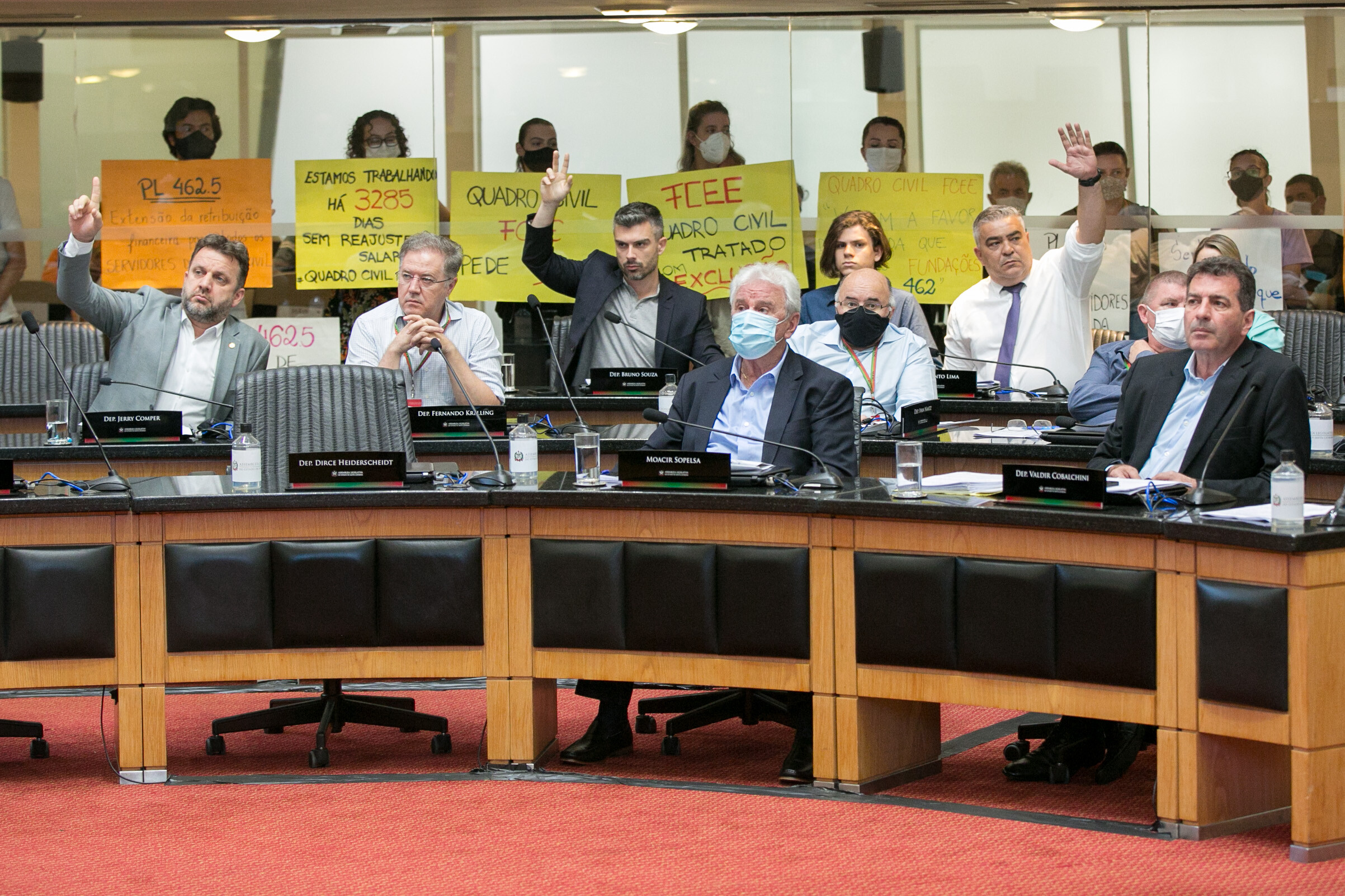 Comissões aprovam reajustes dos servidores, mas rejeitam aumento para DPE