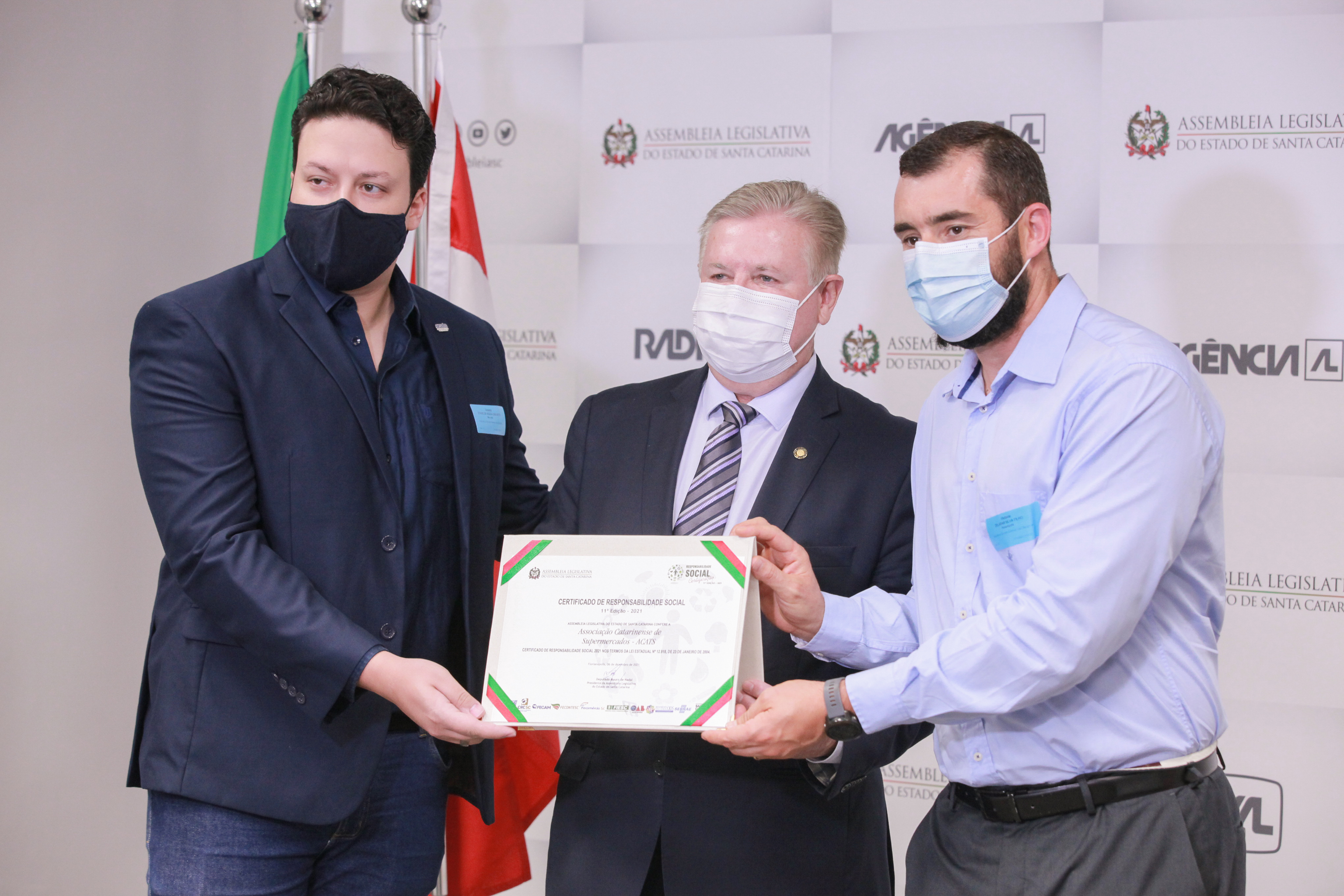 Deputado Nilso Berlanda entrega Certificado de Responsabilidade Social à ACATS