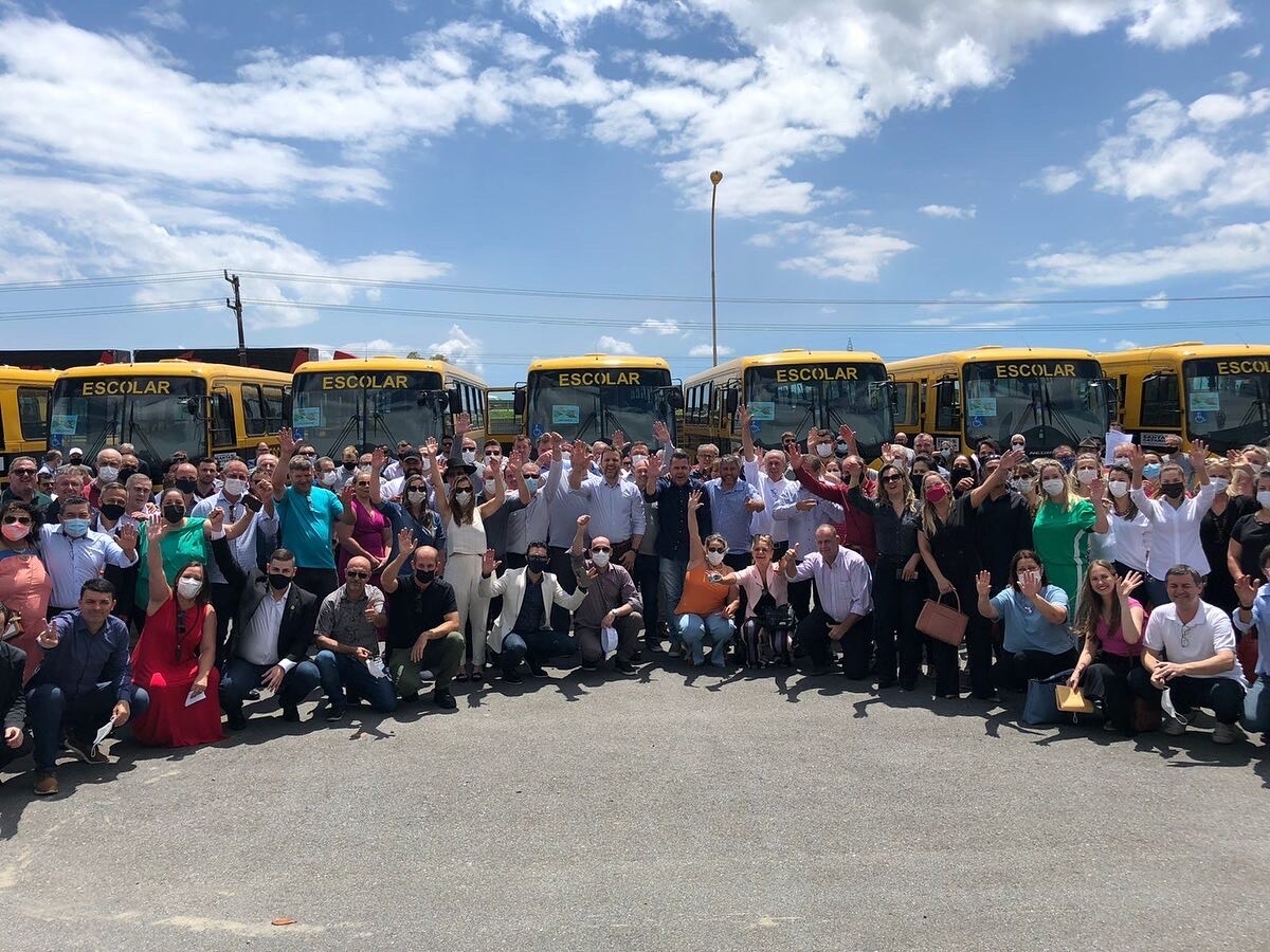 Deputado Jerry Comper participa da entrega de ônibus escolares