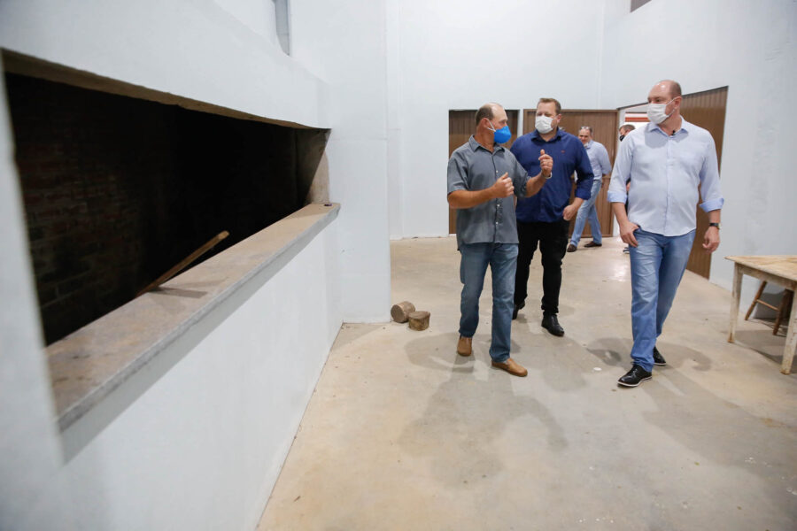 Deputado visita a estrutura do novo salão, que ainda não foi oficialmente inaugurado