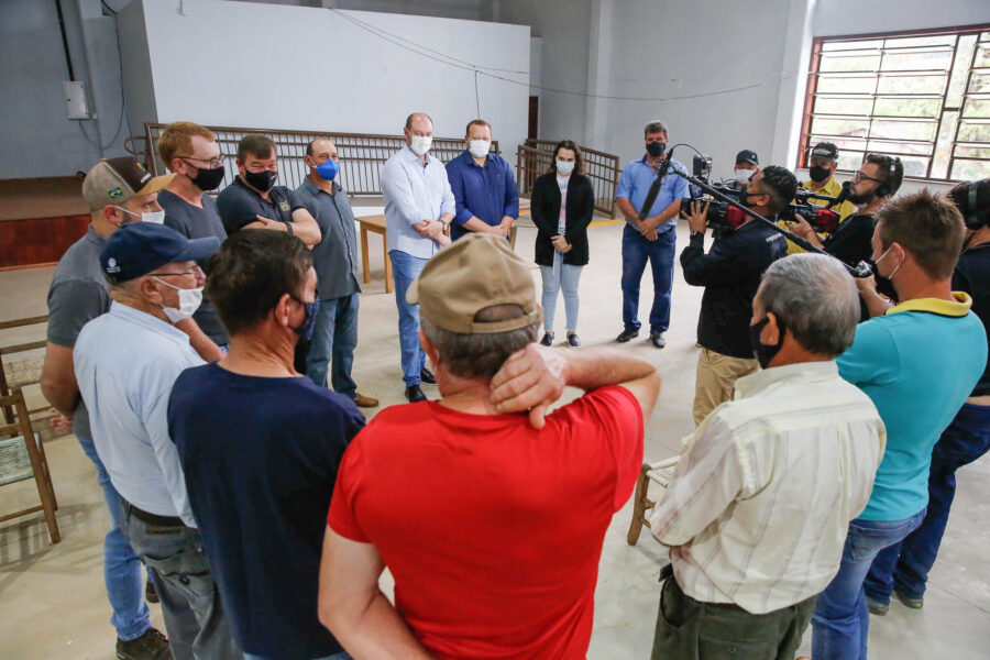 Deputado conversa com a lideranças e membros da comunidade