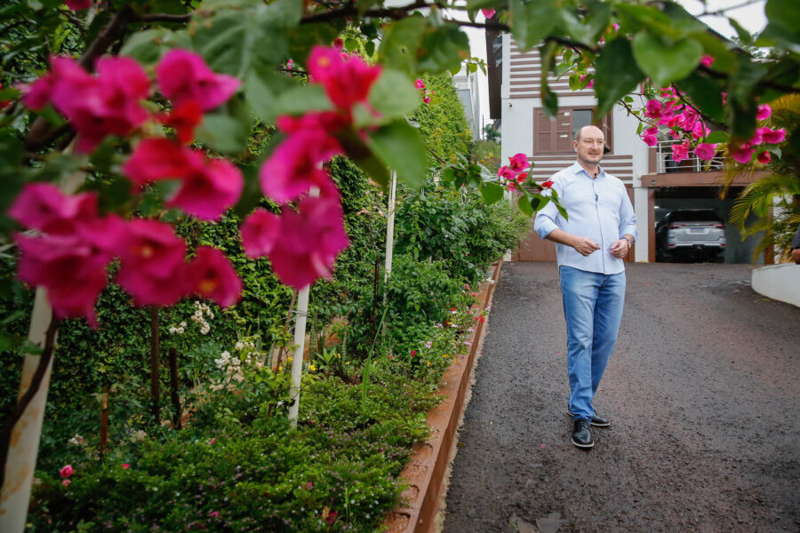 Mauro de Nadal no jardim de sua residência