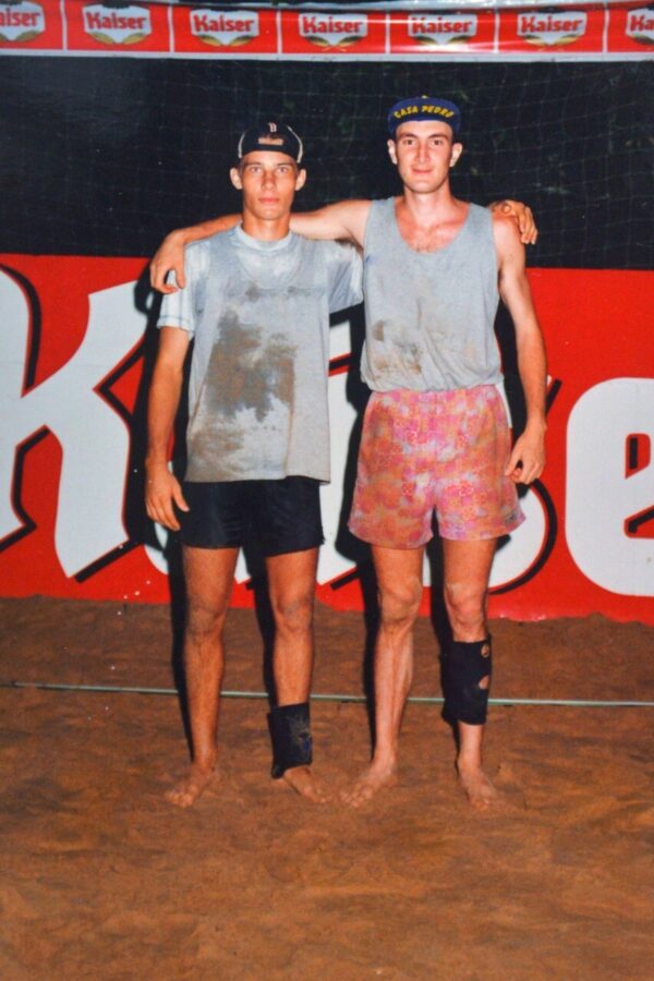 Mauro de Nadal (à direita) na juventude, em jogo de voleibol