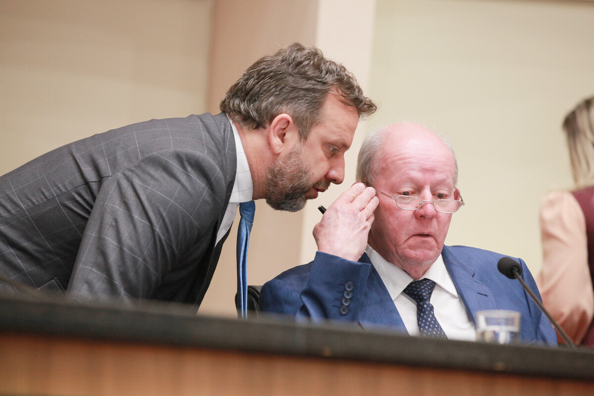 Deputados Jerry Comper e Marcos Vieira conversam durante reunião da Comissão de Finanças