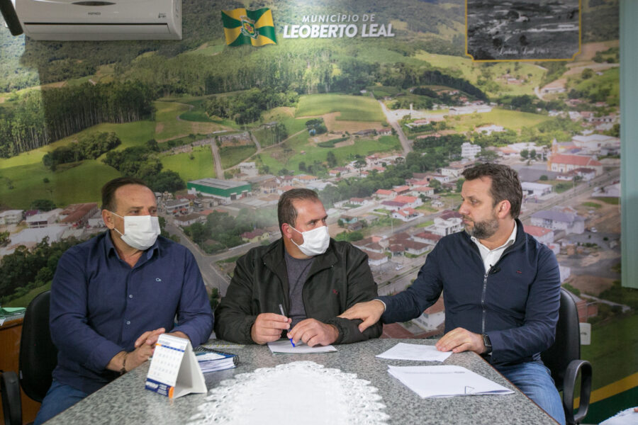 Jerry apresenta na prefeitura de Leoberto Leal as ações implementadas no município por meio de emendas ao orçamento, de sua autoria