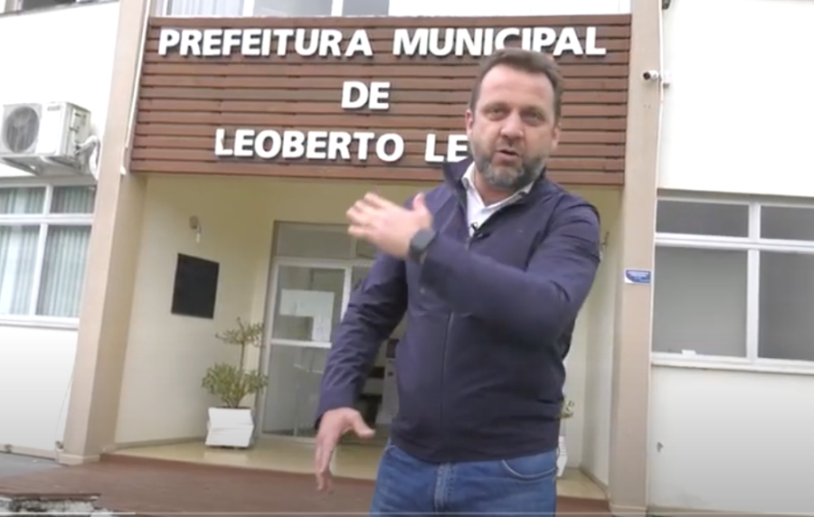 Deputado Jerry Comper abre o programa no município de Leoberto Leal, no Alto Vale do Itajaí. FOTO: Reprodução TVAL
