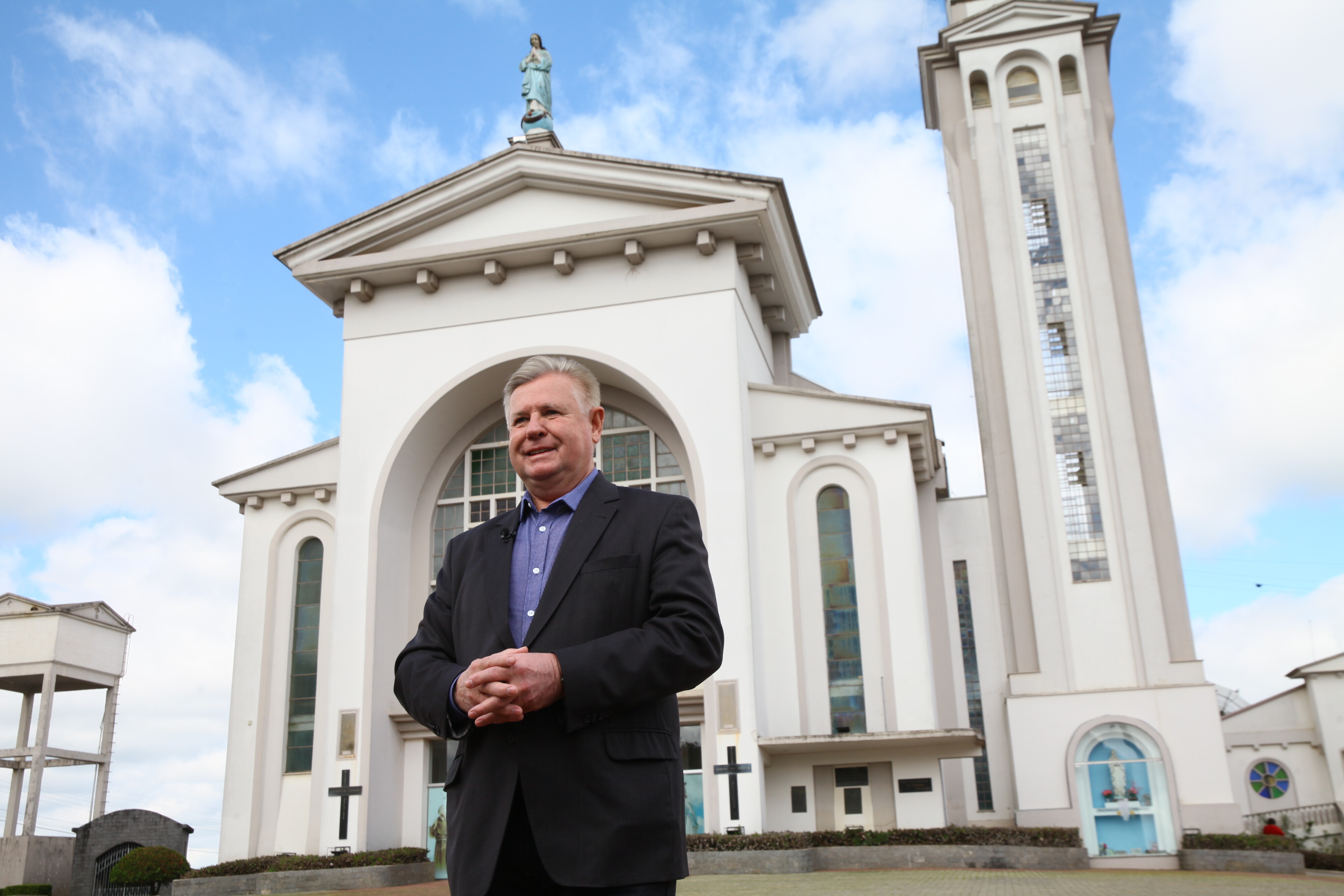 Deputado Nilso Berlanda em frente à igreja matriz de Curitibanos, cidade em que reside com a família