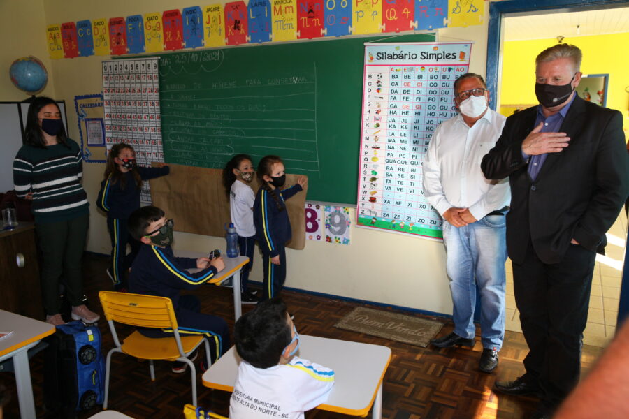 Berlanda com o prefeito de Ponte Alta do Norte, Ari Alves Wolinger, no Centro de Educação Recanto da Criança, para o qual o deputado destinou emenda de R$ 150 mil